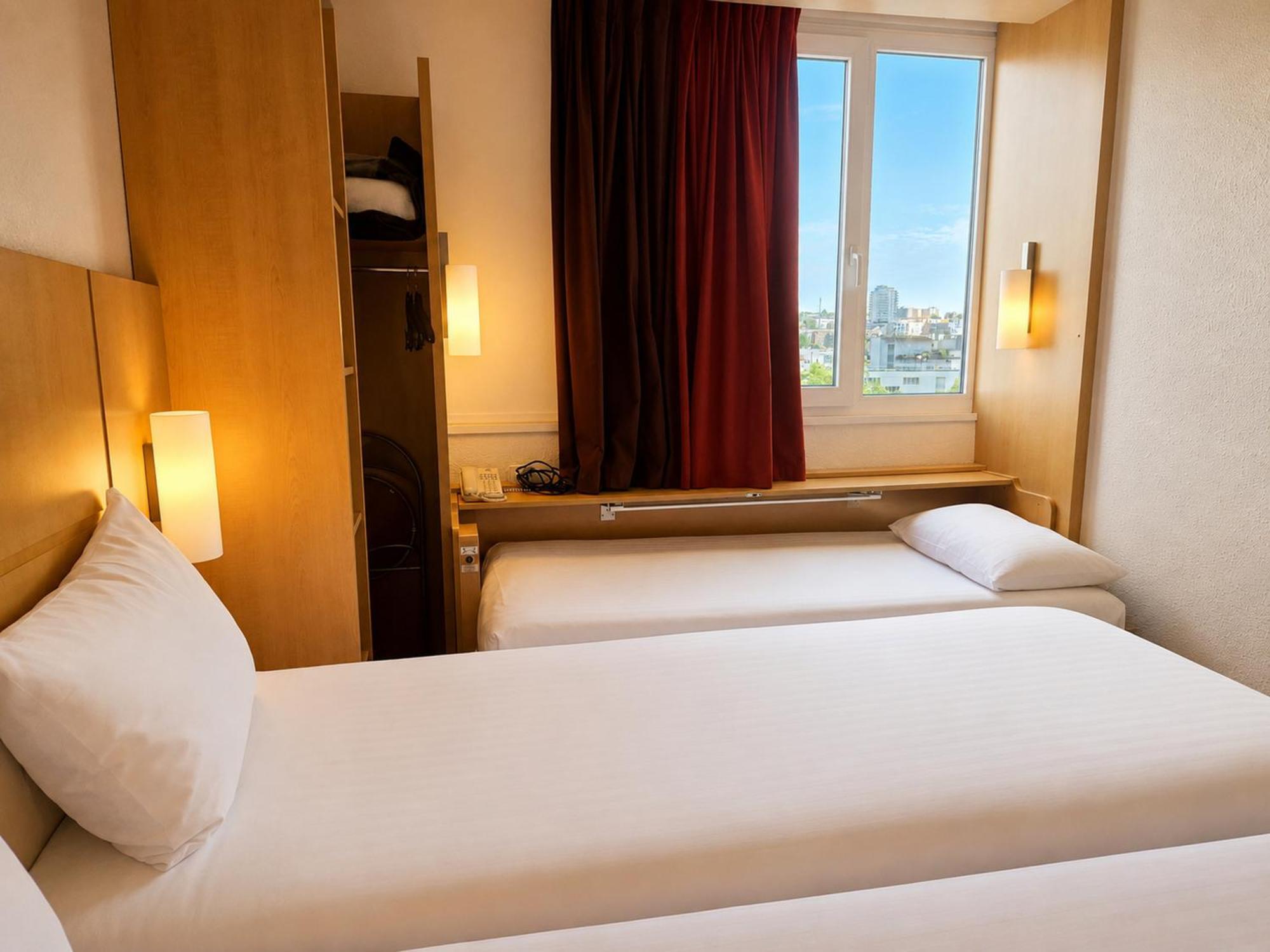 Standard Room 2 singles bed bed