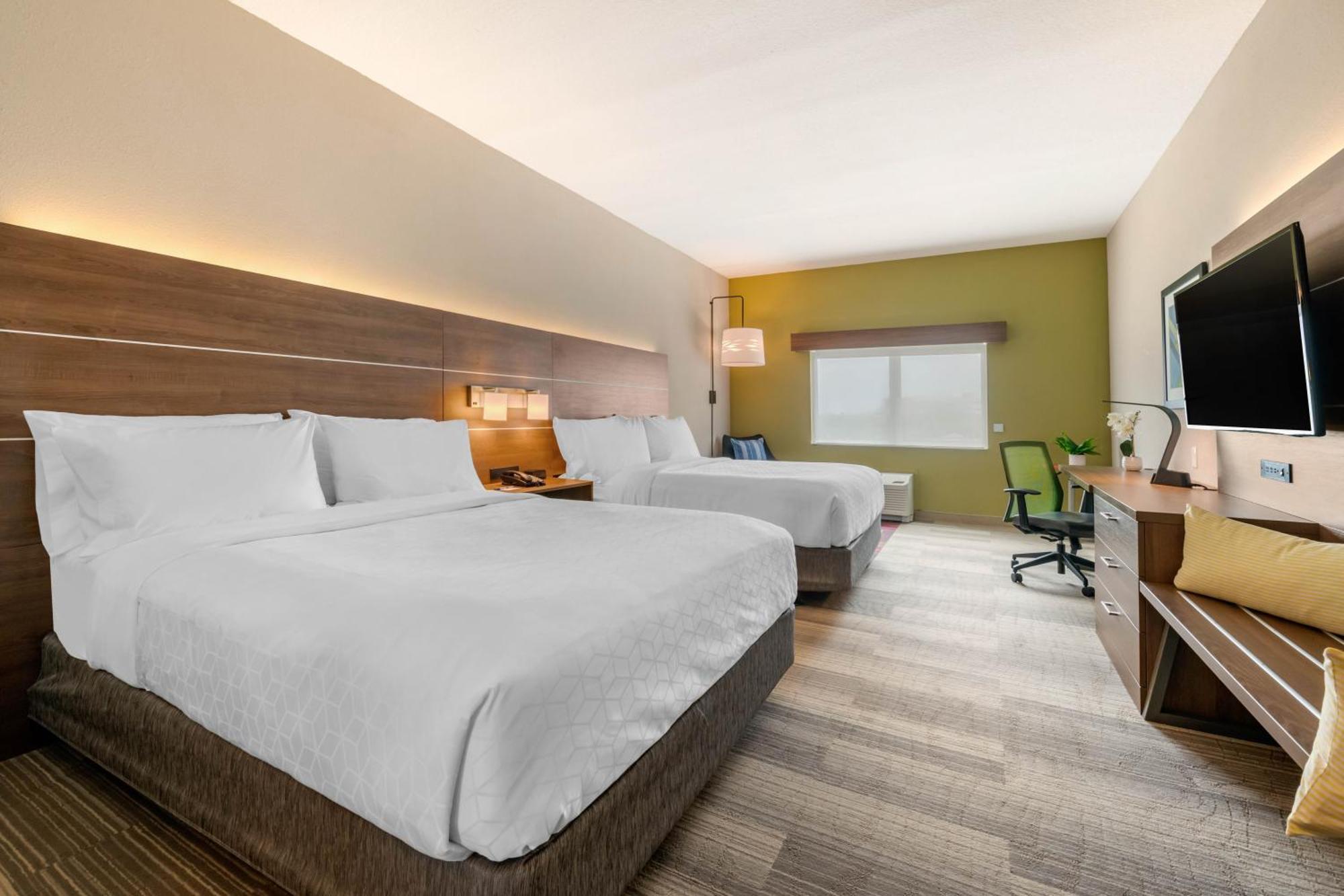 Queen Room Two Queen Beds Hearing Accessible or Non-Smoking