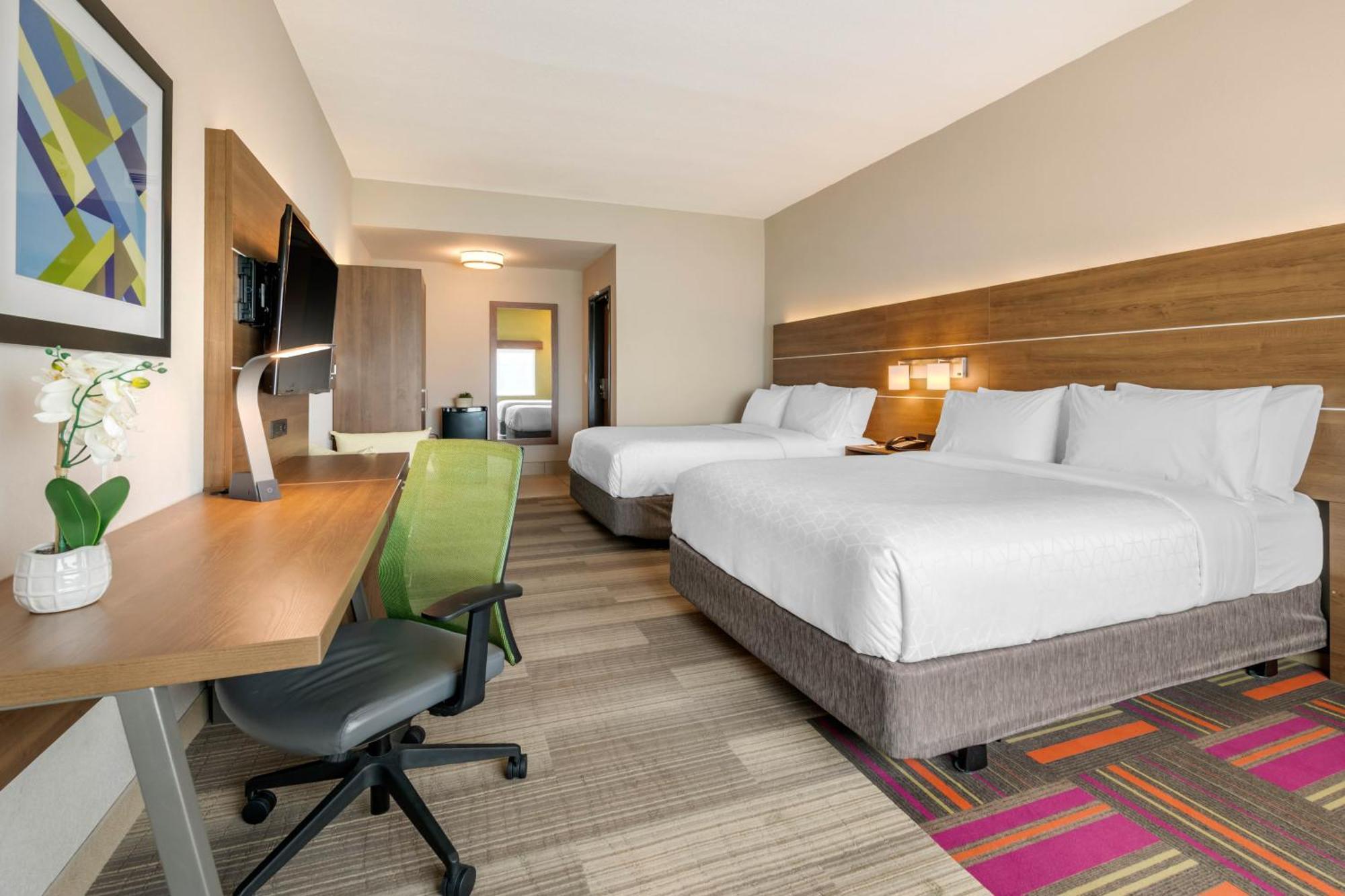 Queen Room Two Queen Beds Hearing Accessible or Non-Smoking