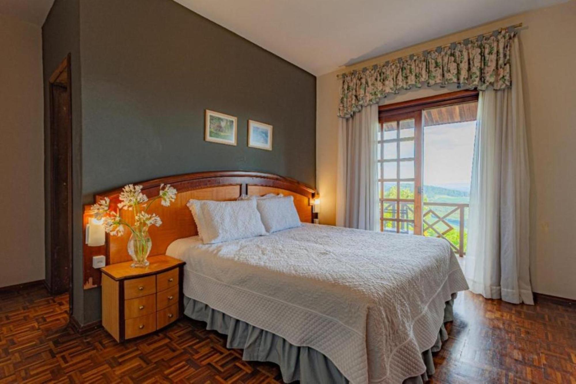 Quarto com Cama Queen-size e Vista da Piscina