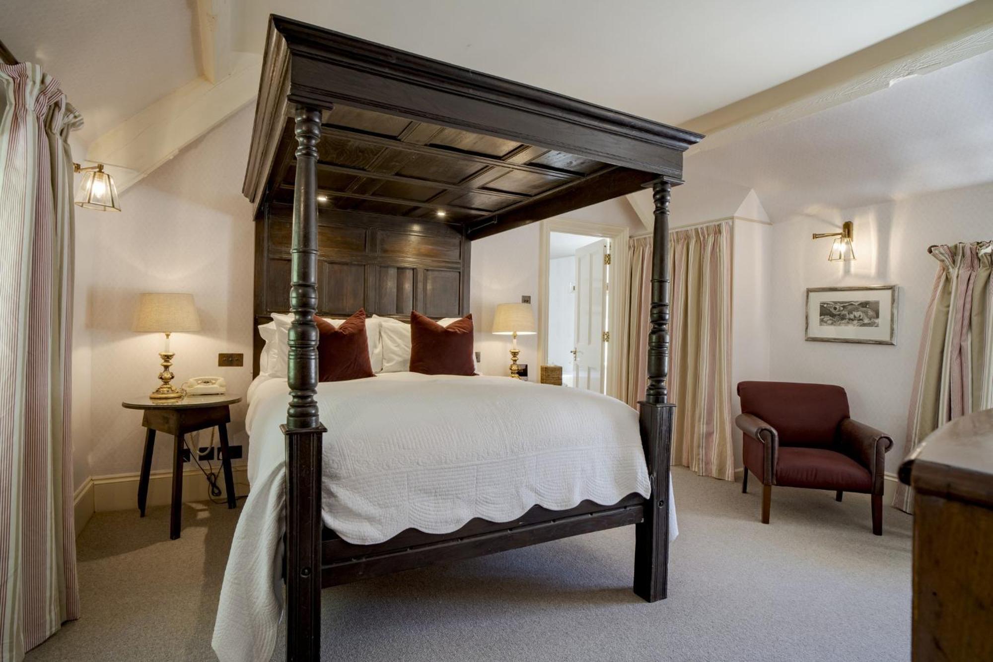 Four Poster Room