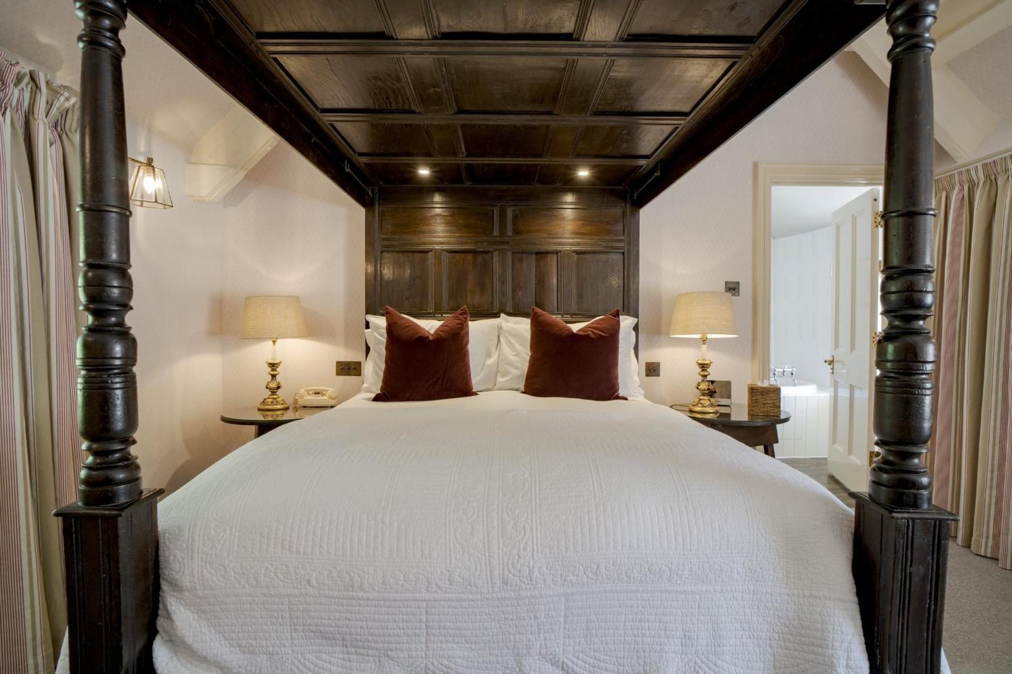 Four Poster Room