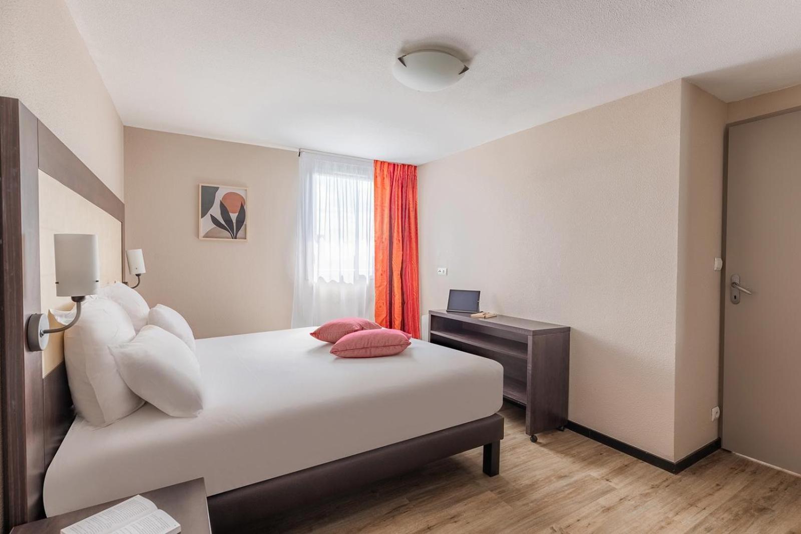 Superior One Bedroom Apartment