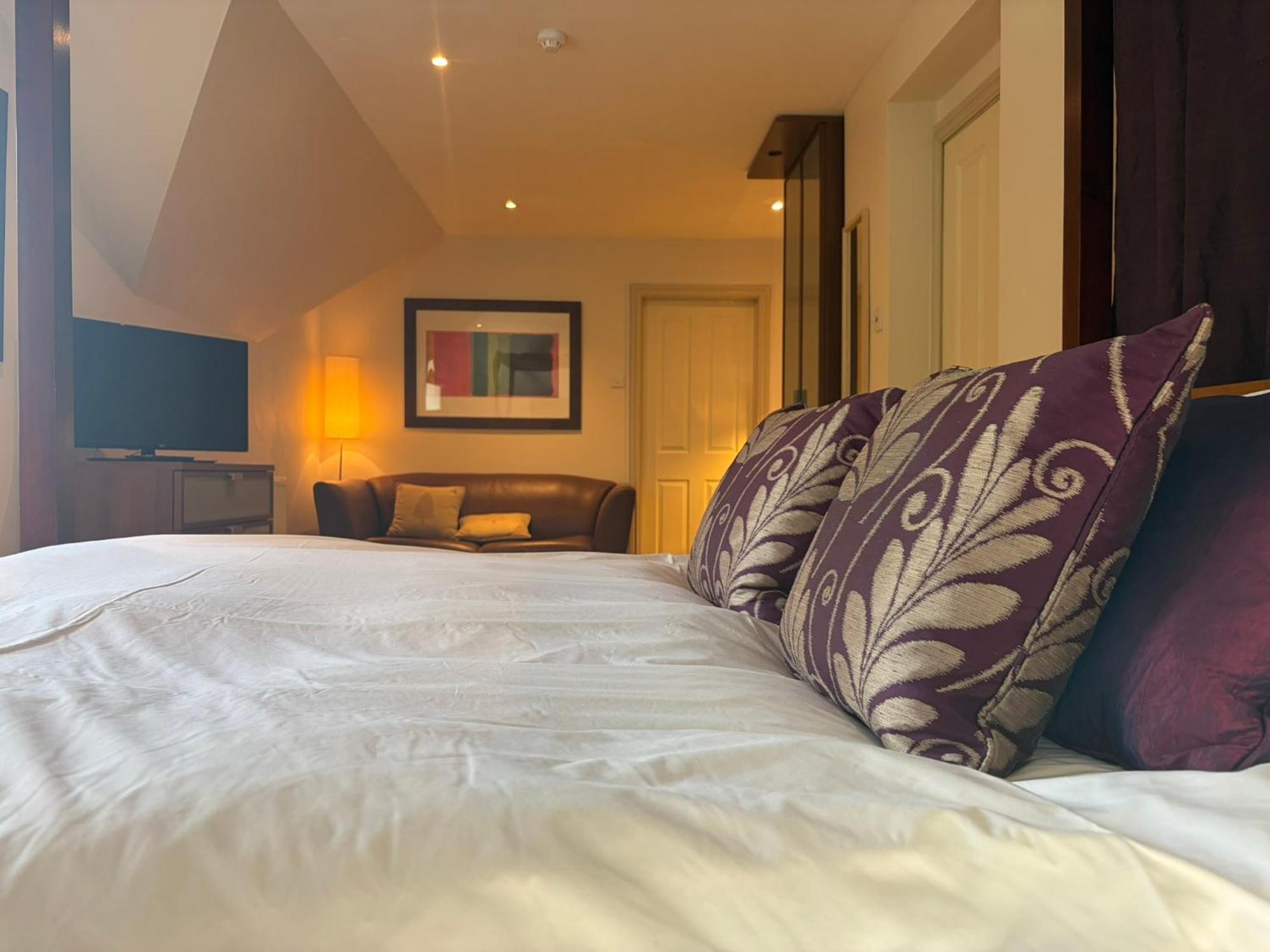 Contemporary Four Poster Suite