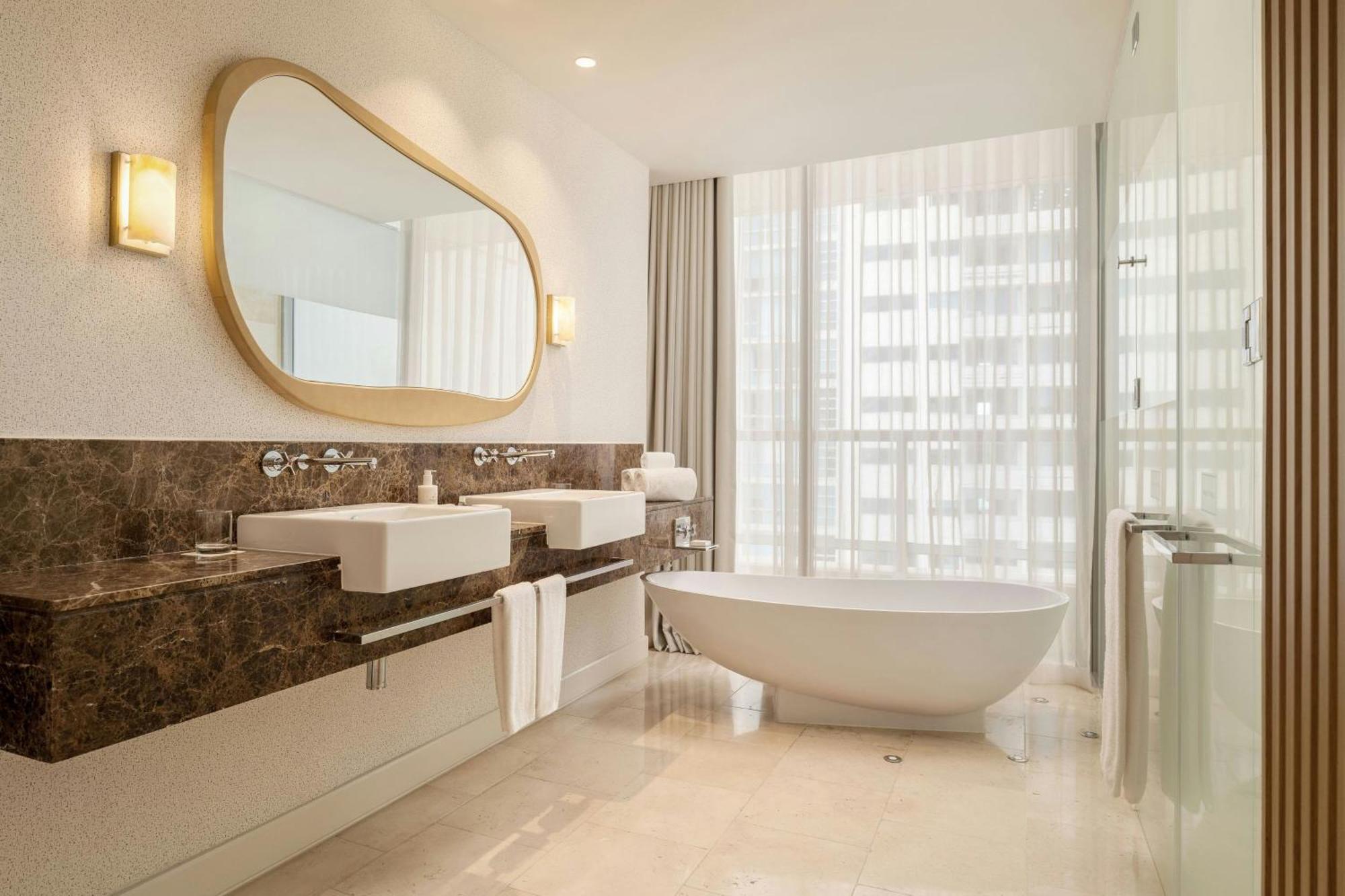 Curve Suite 1 King Partial ocean view Balcony