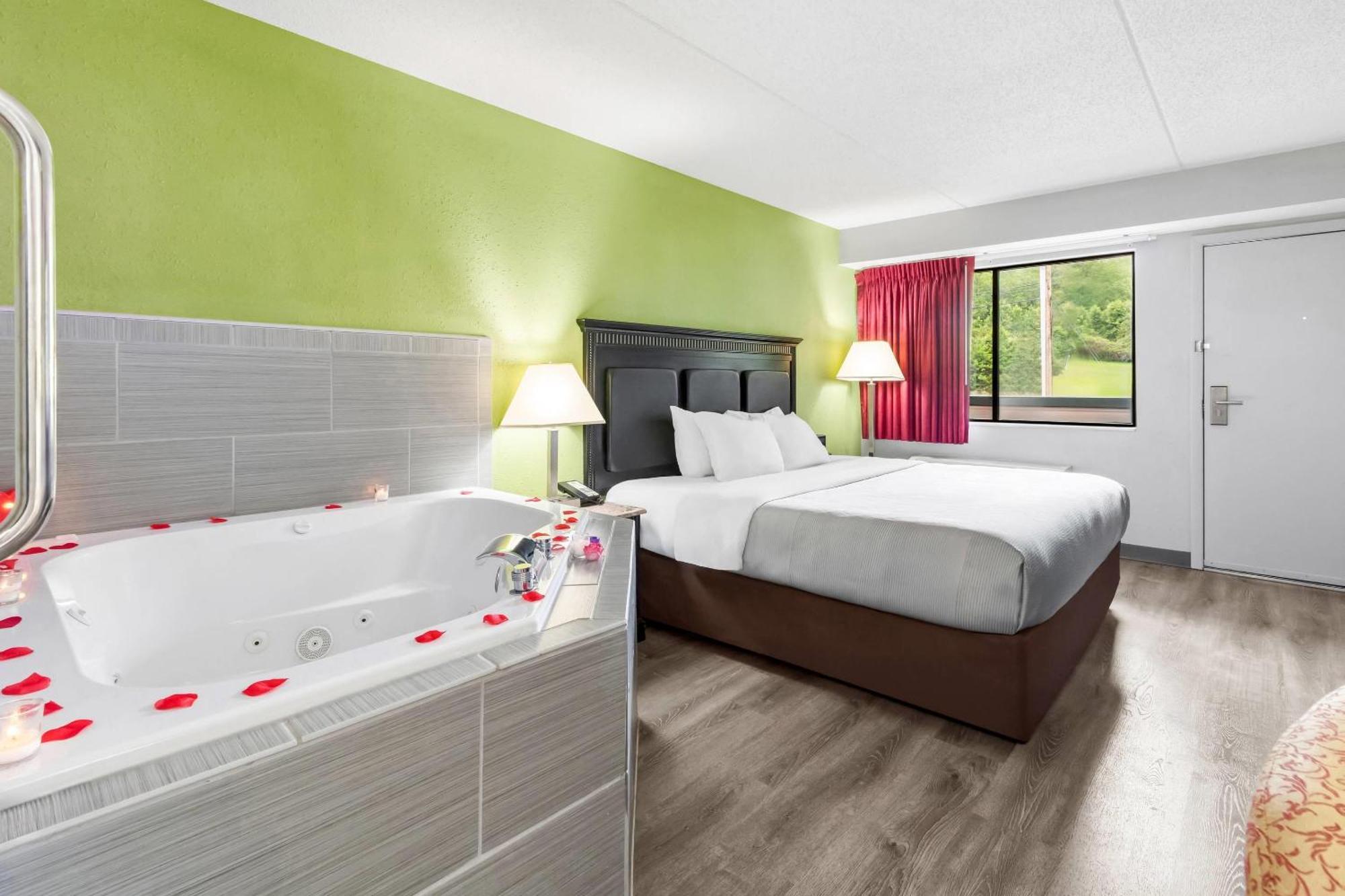 King Room with Hot Tub - Smoking