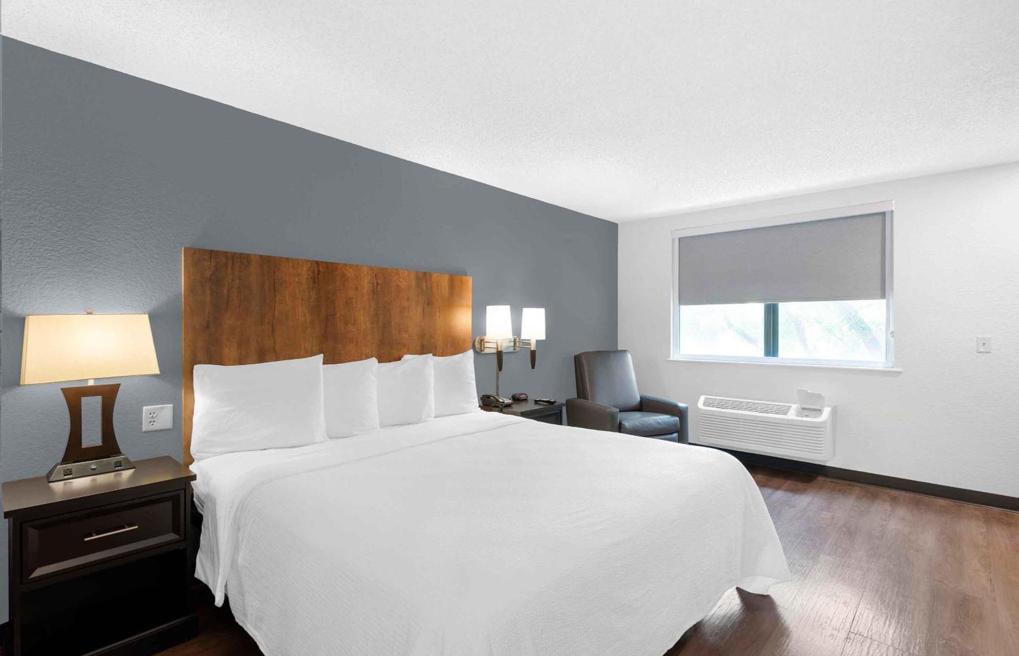 Queen studio 1 Queen Bed Disability Access or Non-Smoking