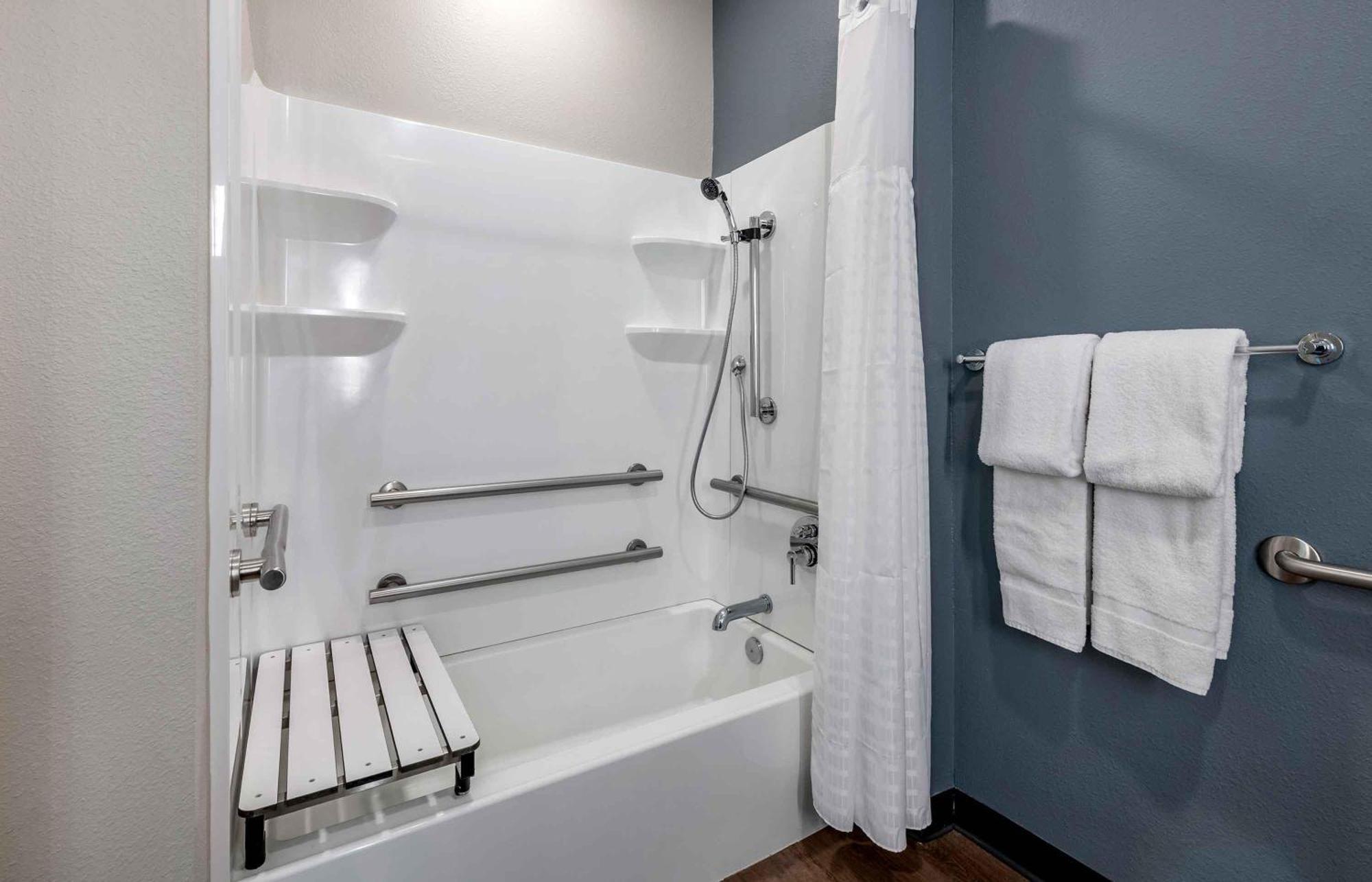 Queen studio 1 Queen Bed Disability Access or Non-Smoking