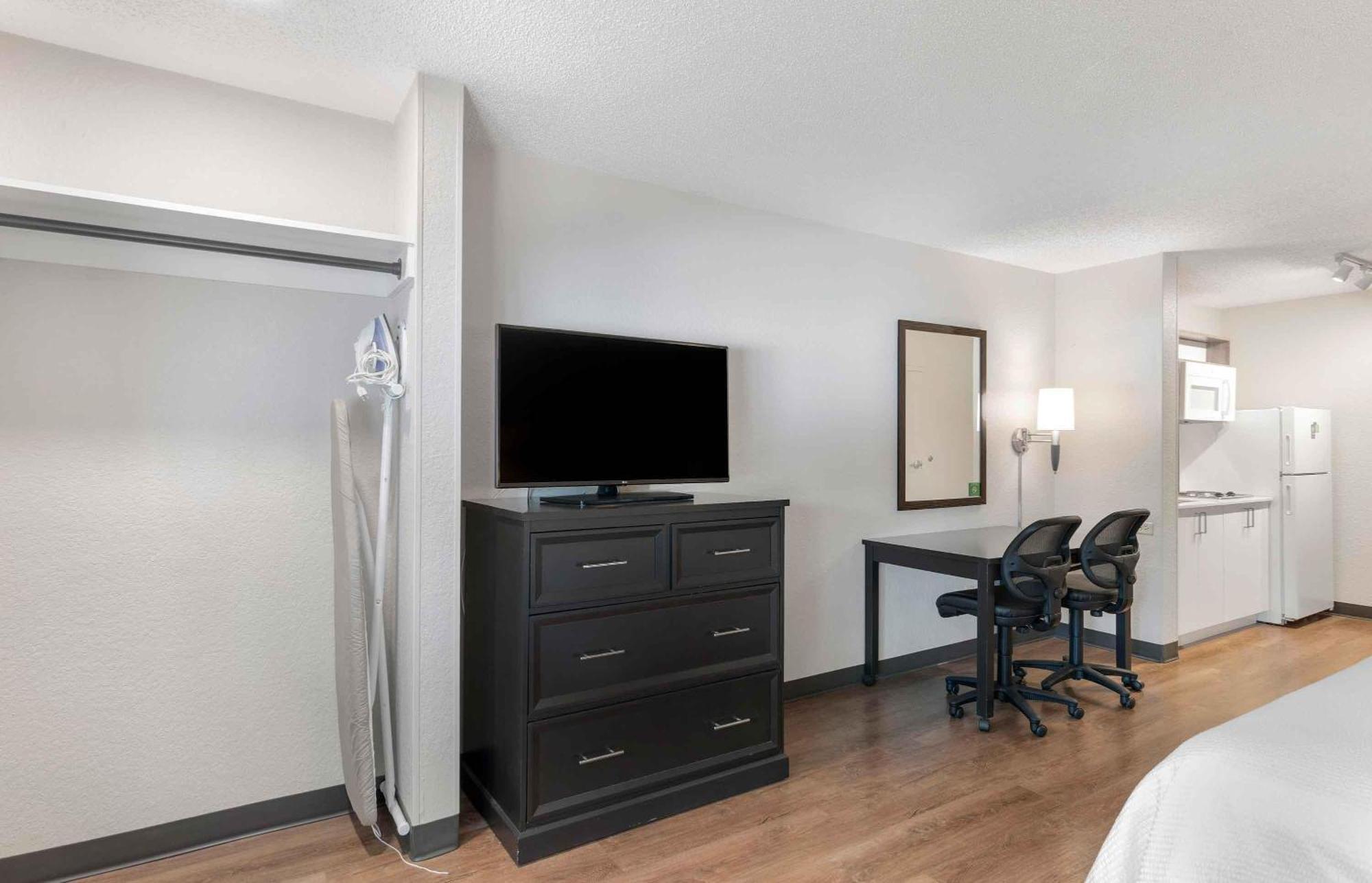 Queen studio 1 Queen Bed Disability Access or Non-Smoking