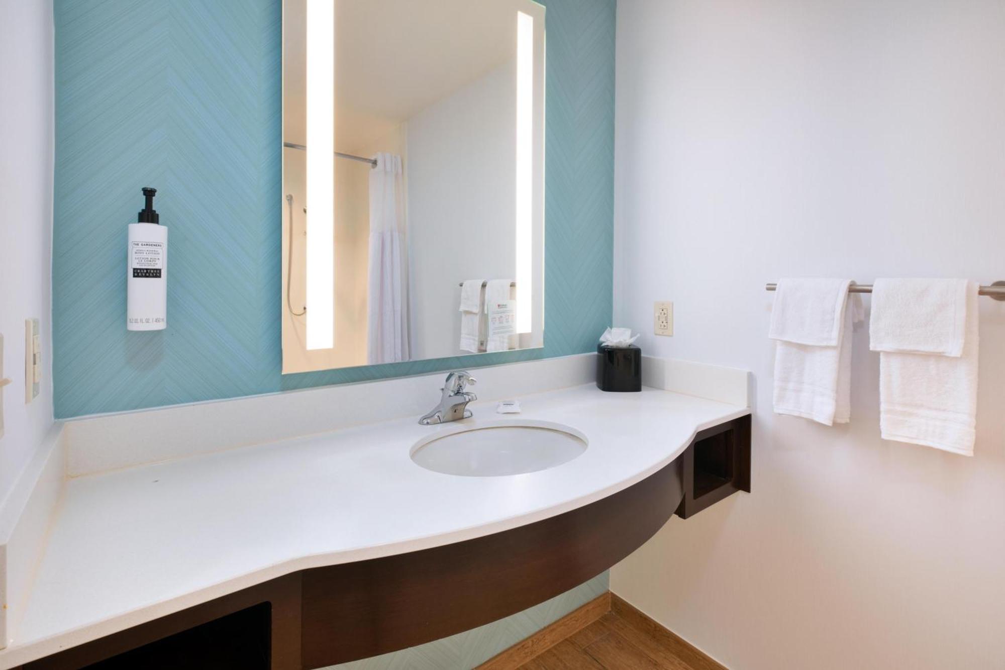 King Room with Accessible Tub - Mobility Access