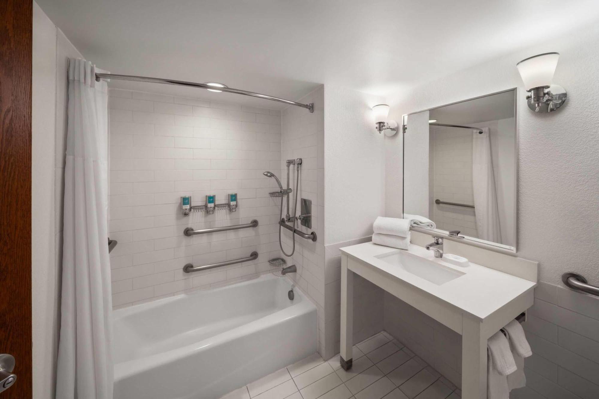 Deluxe King Room Mobility or Hearing Accessible Tub Grab Bars or Non-Smoking
