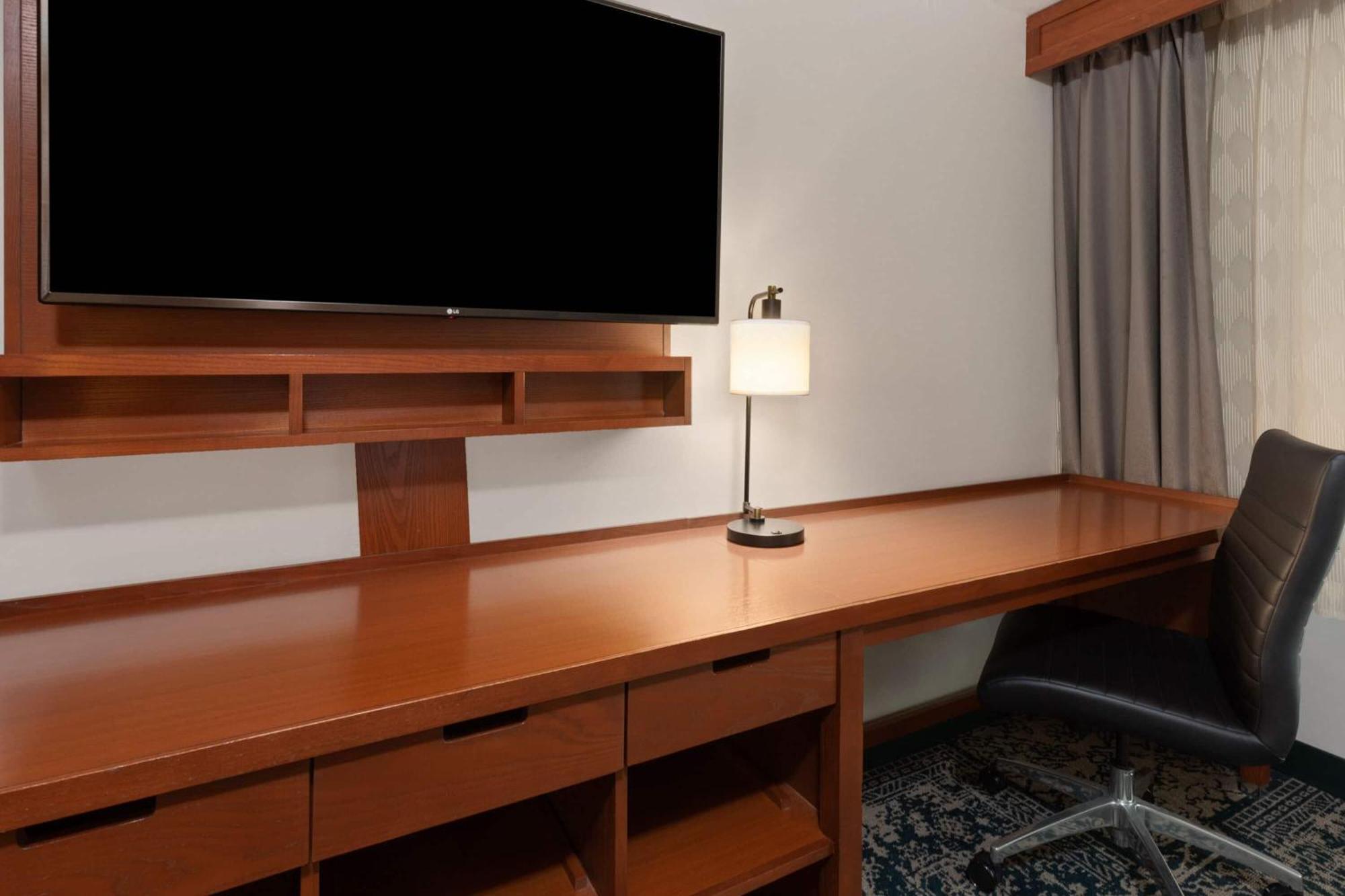 Deluxe King Room Mobility or Hearing Accessible Tub Grab Bars or Non-Smoking