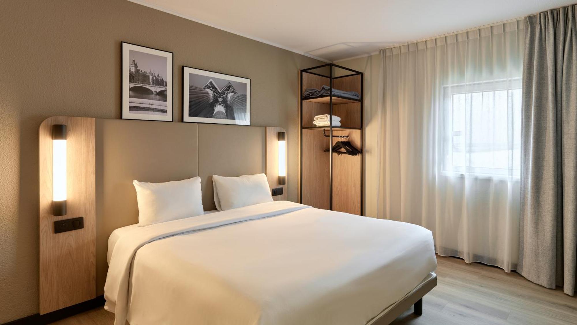 Standard Queen Room