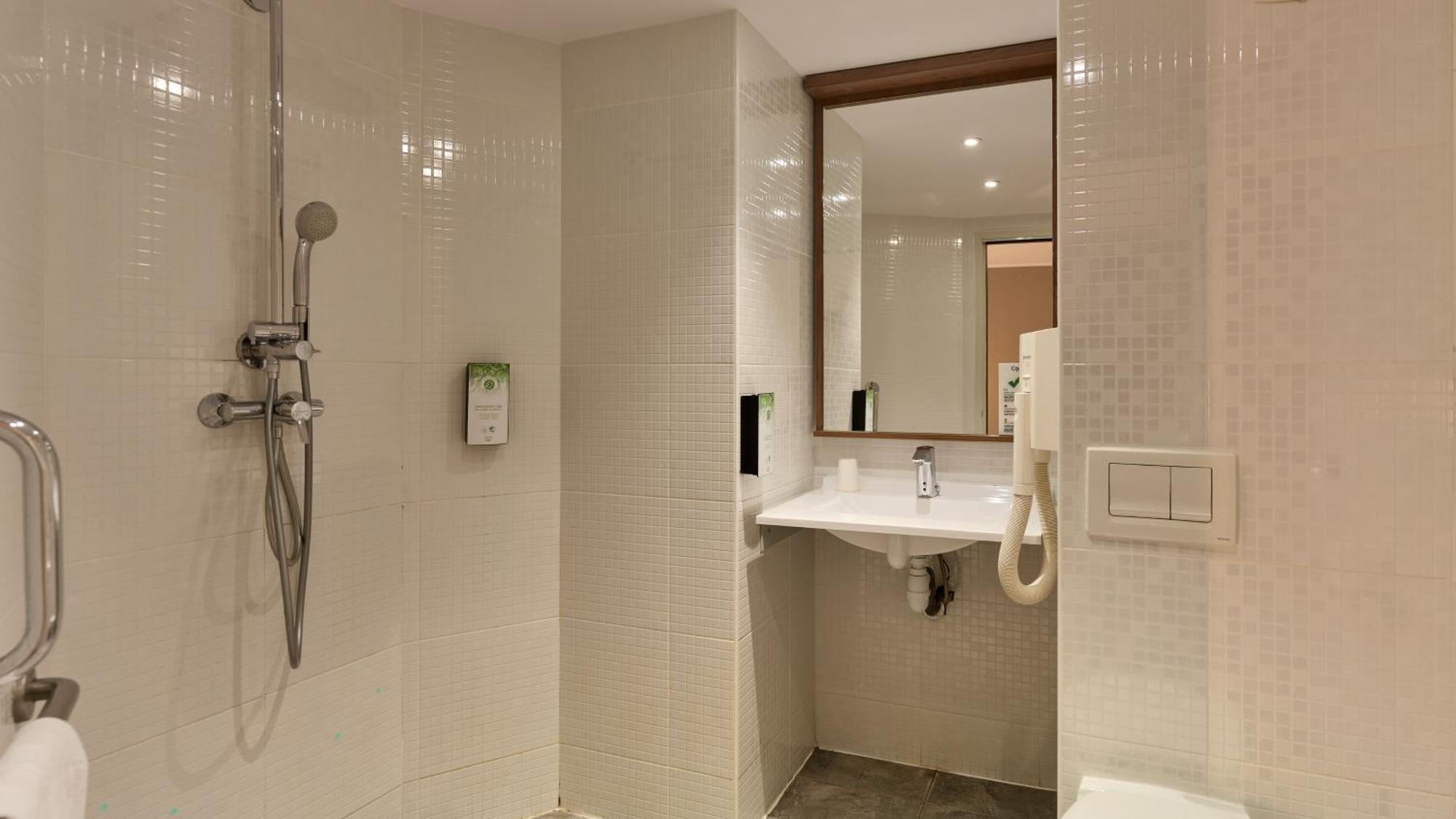 Standard Queen Room