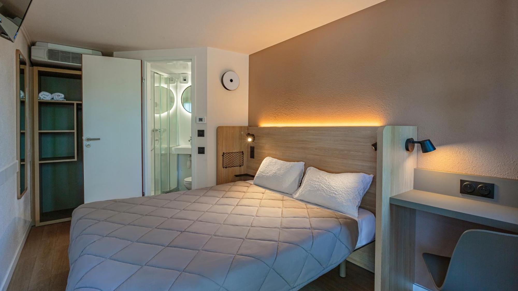 Standard Queen Room