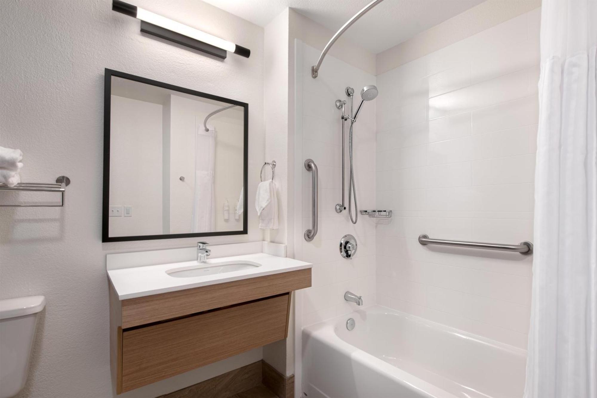 Queen Room with Bath Tub - Disability Access