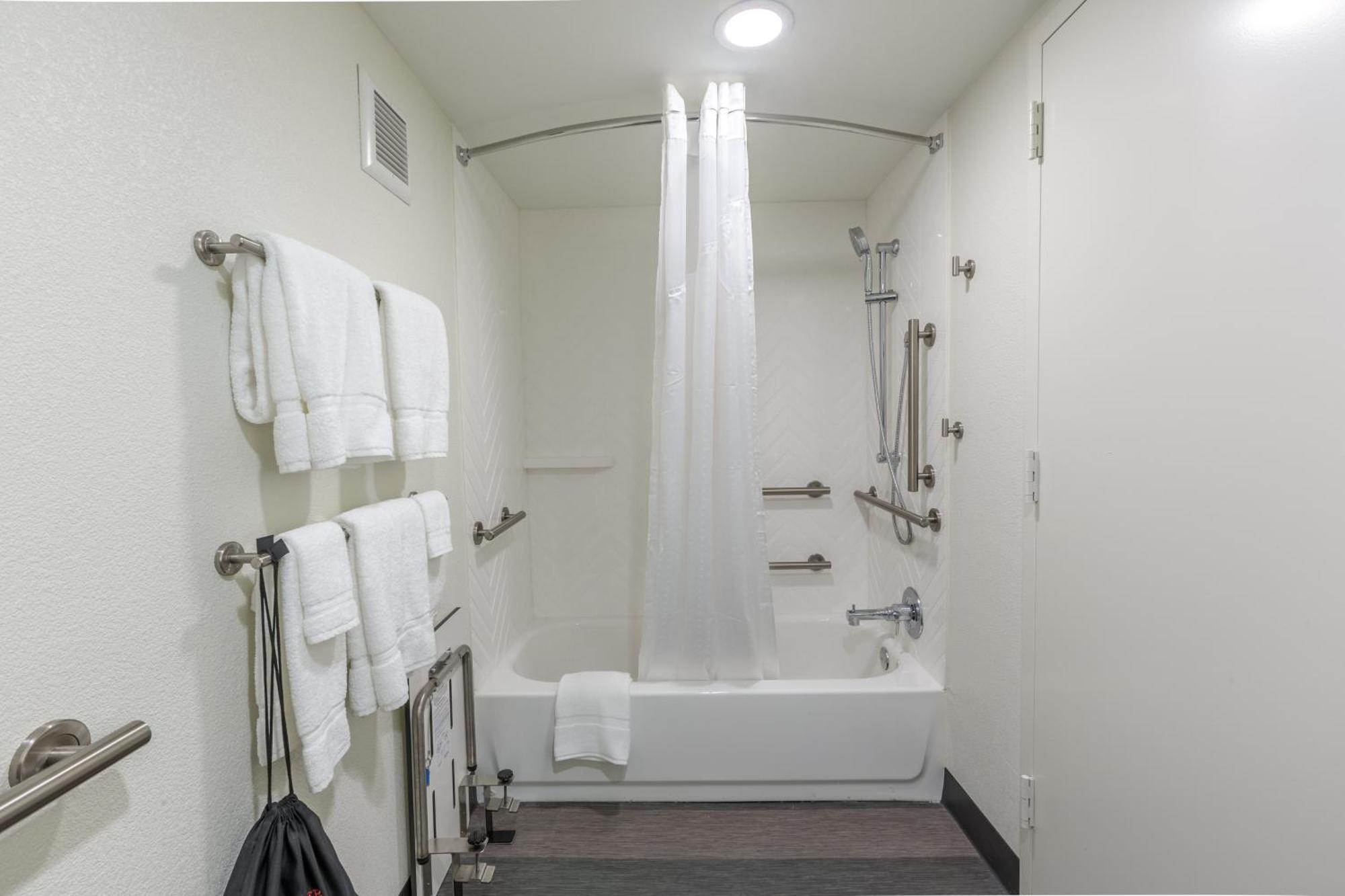Standard Queen Room Two Queen Beds Mobility Accessible Tub