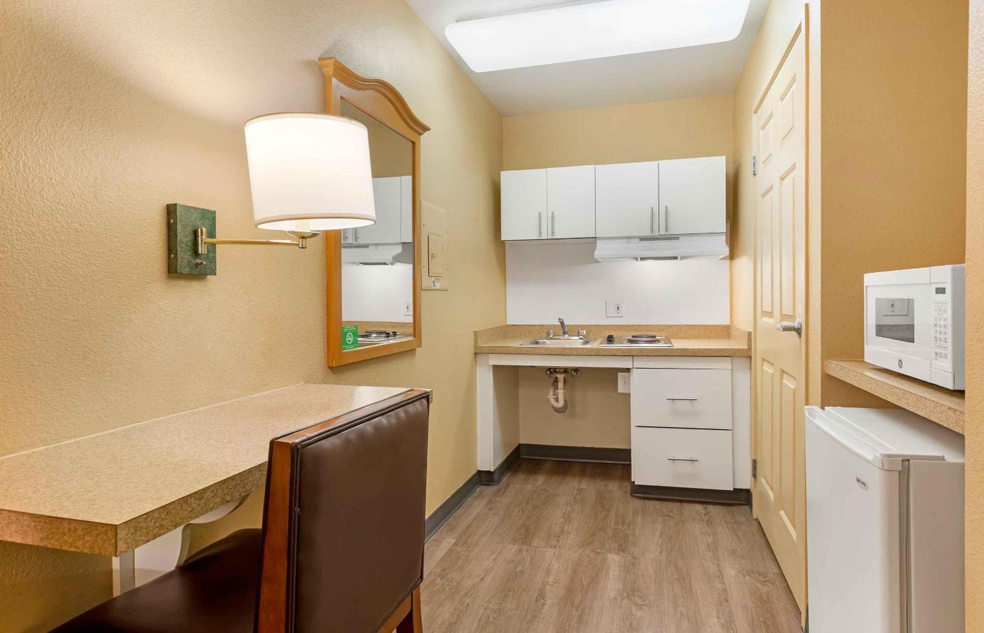 Queen studio 1 Queen Bed Disability Access or Non-Smoking