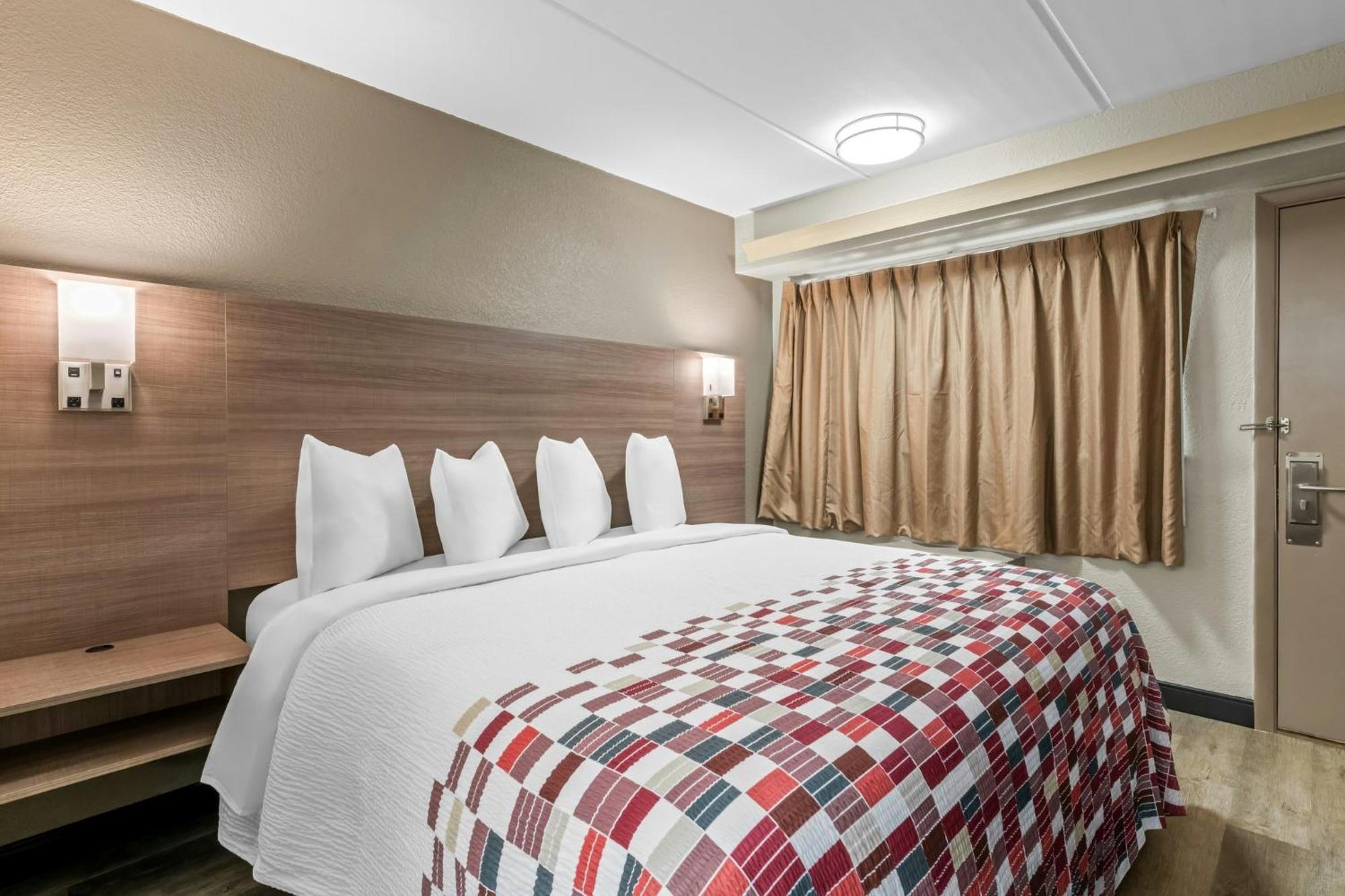 Deluxe King Bed Smoke