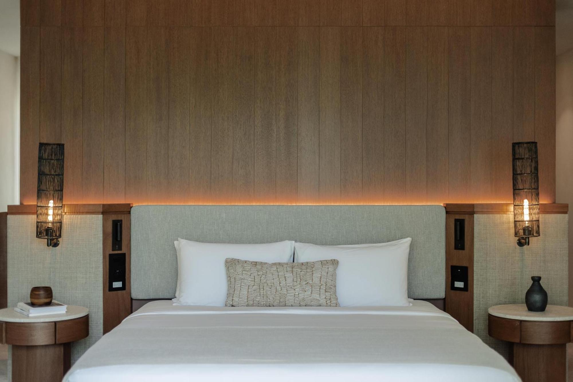Suite con piscina profunda y vistas al mar