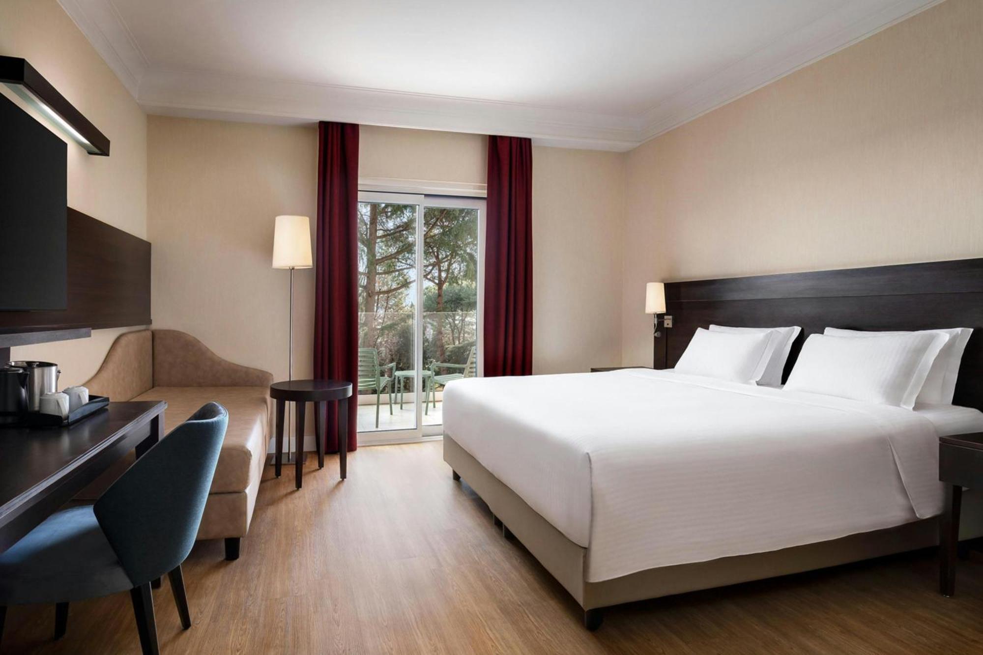 2 room Suite 1 King Sofa bed St PeterÂ´s Dome view