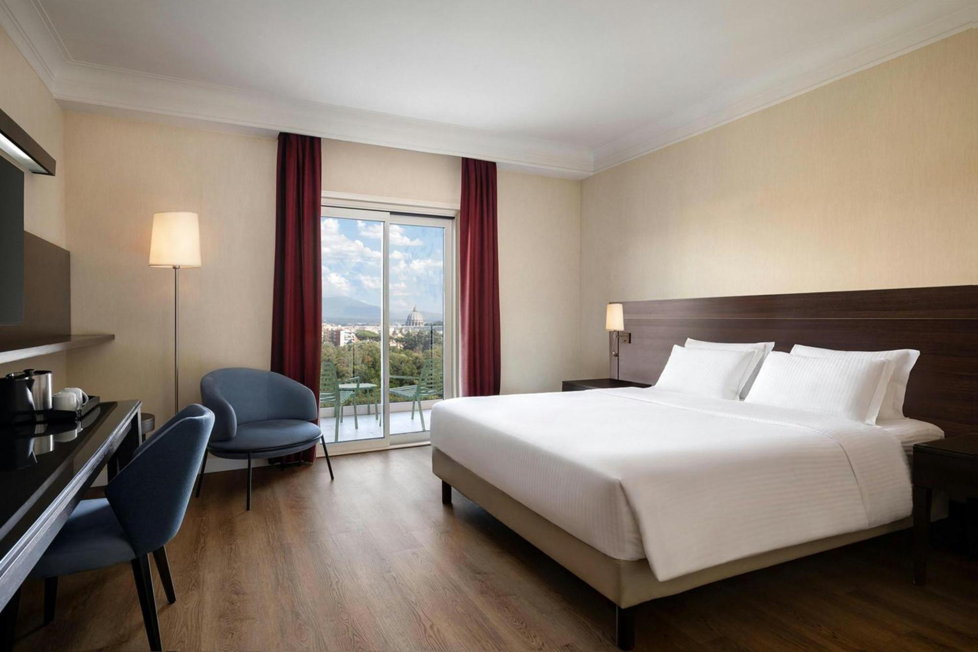 Guest room 1 King St PeterÂ´s Dome view High floor