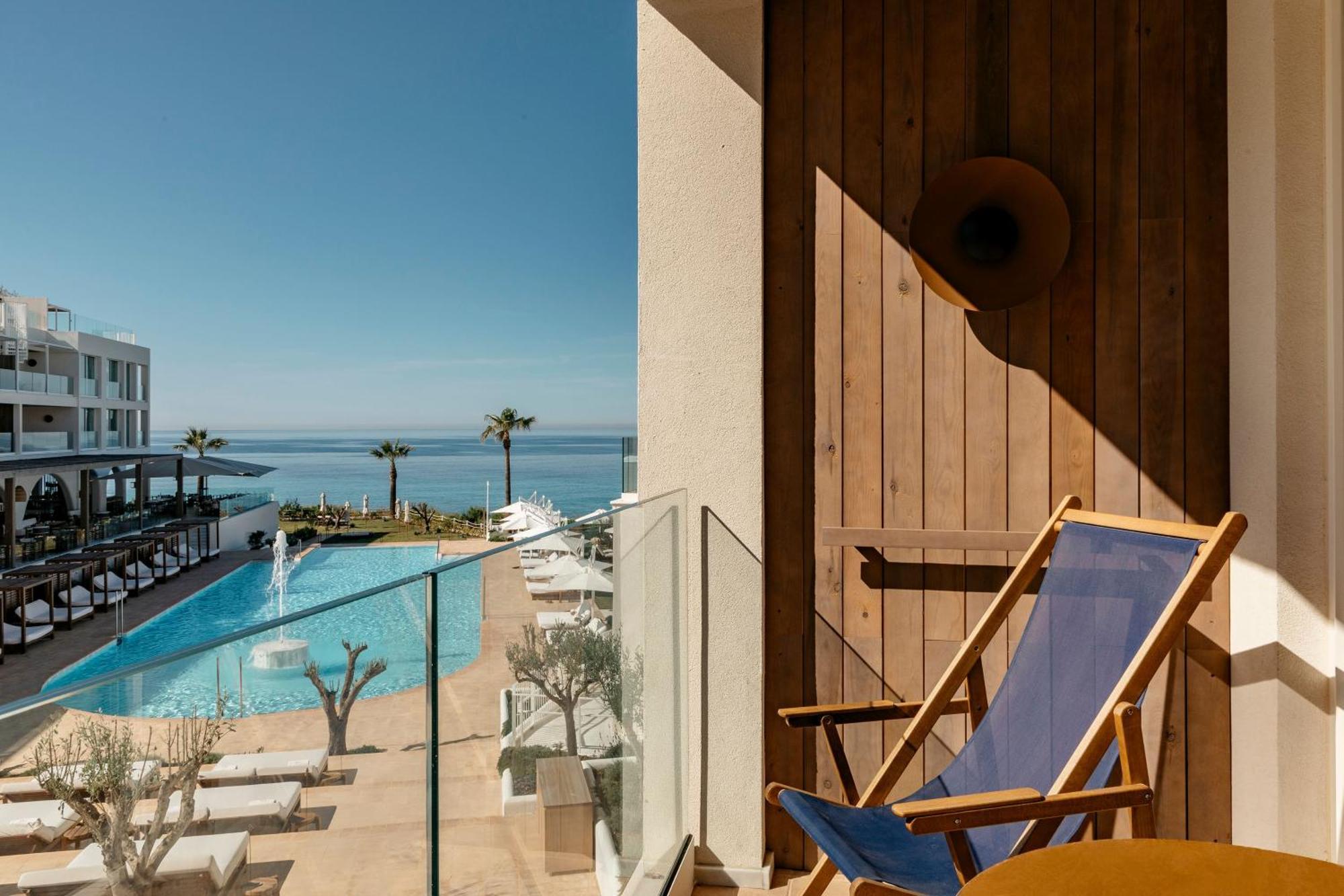 Habitación Supreme con terraza y vistas laterales al mar