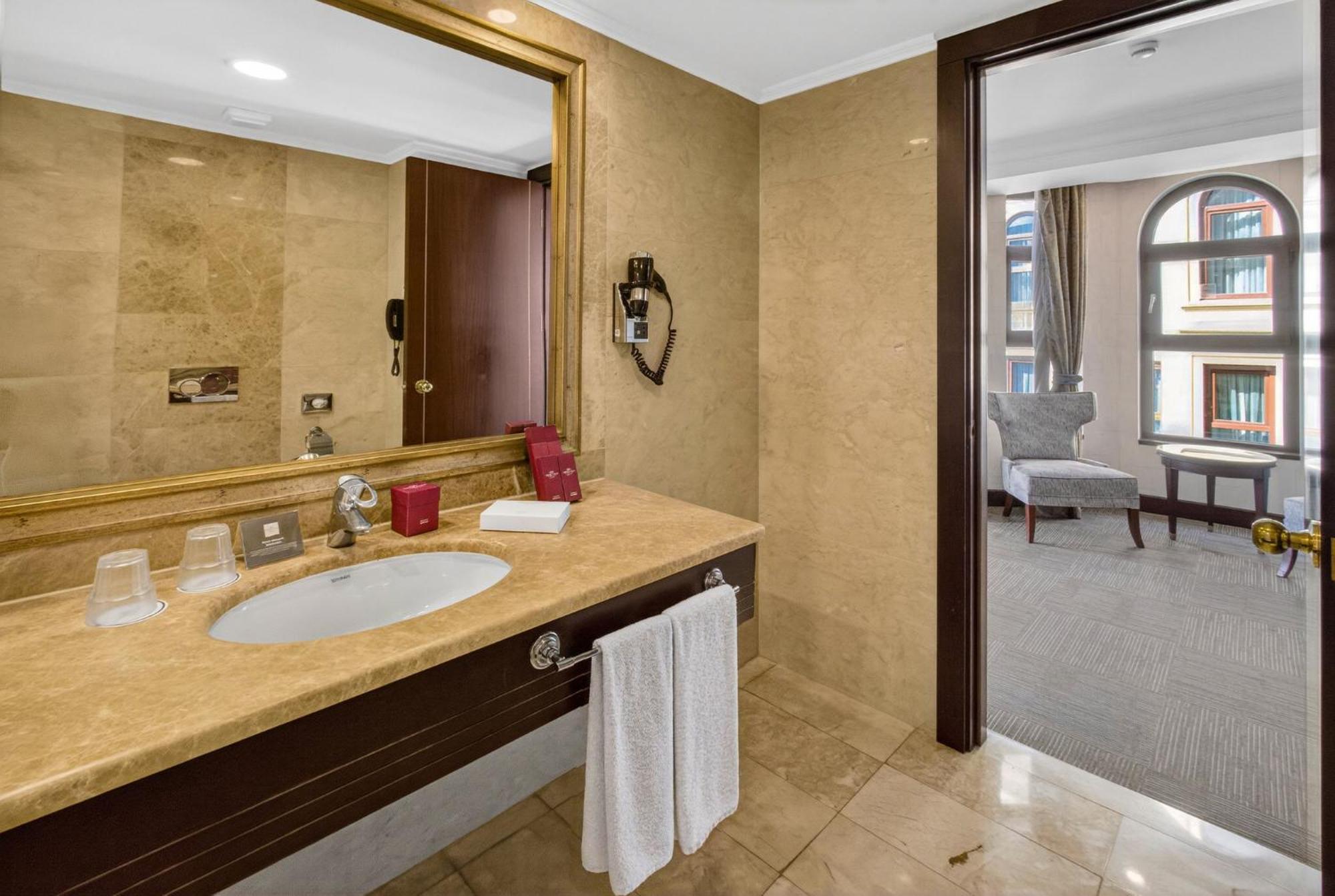 Premium King Room Lounge Access Non-Smoking