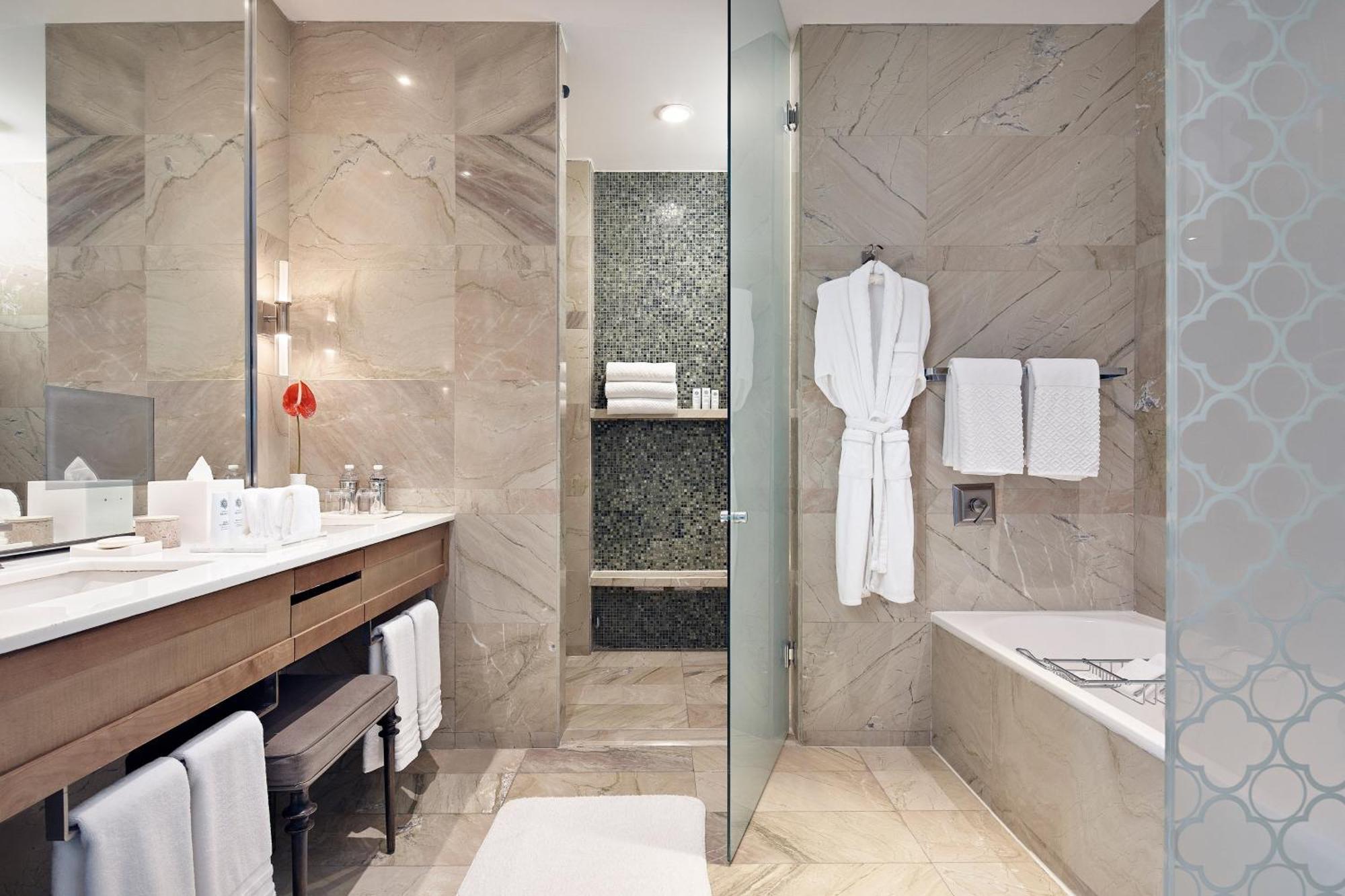 Executive Junior Butler Service Suite 1 King