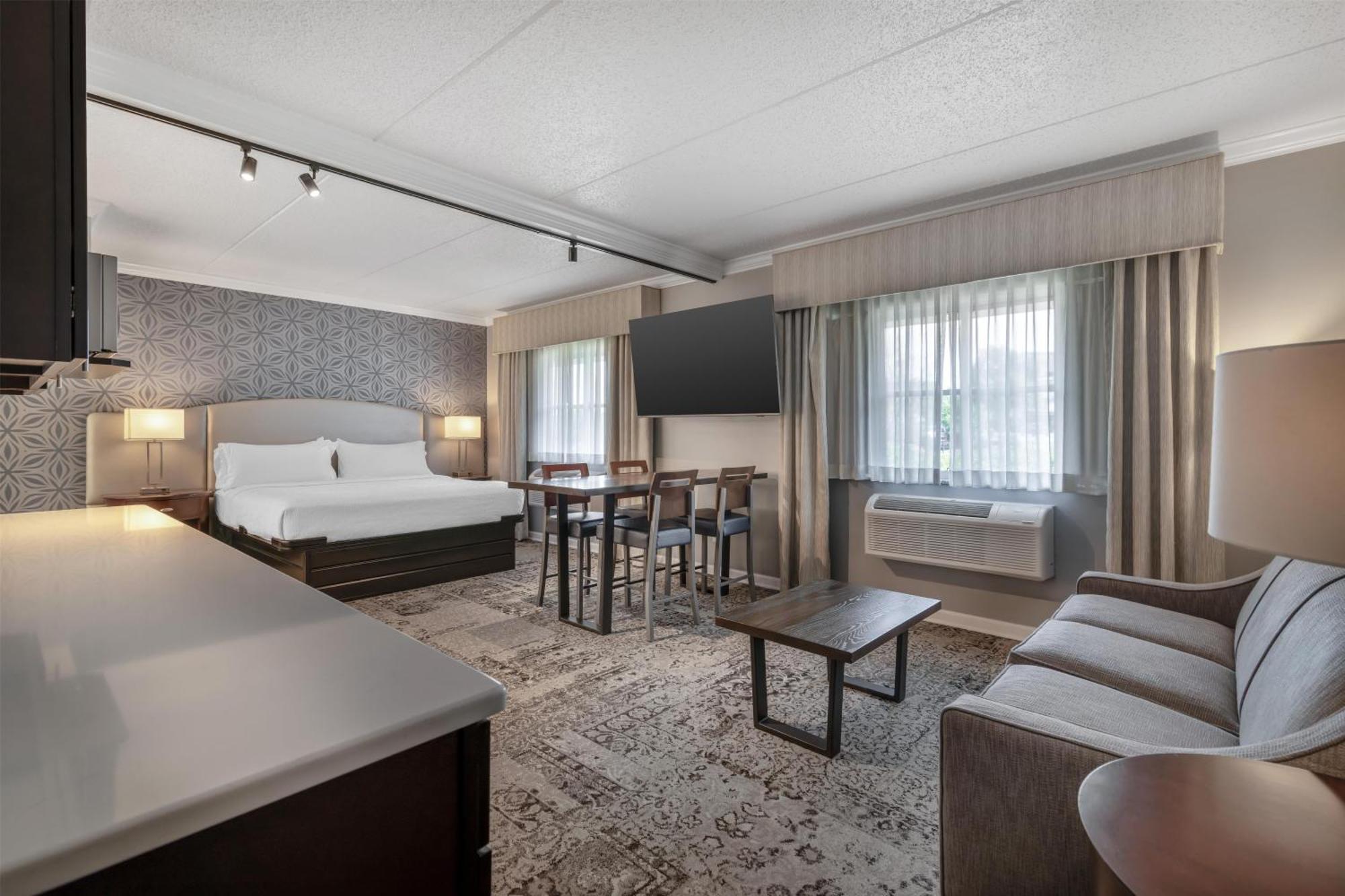 King Suite Sofa Bed Sitting Area Shower Non-Smoking