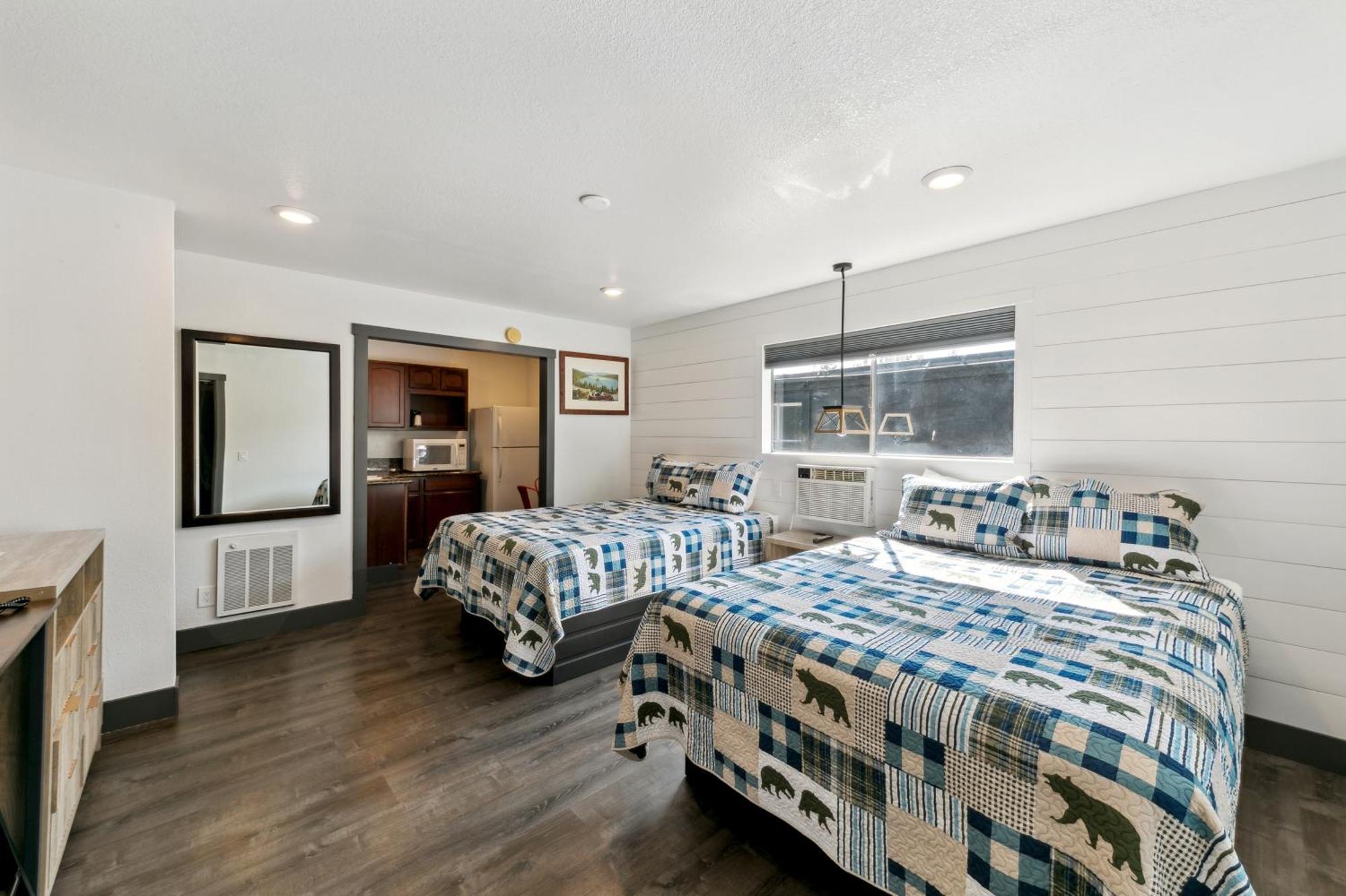 Queen Suite Two Queen Beds