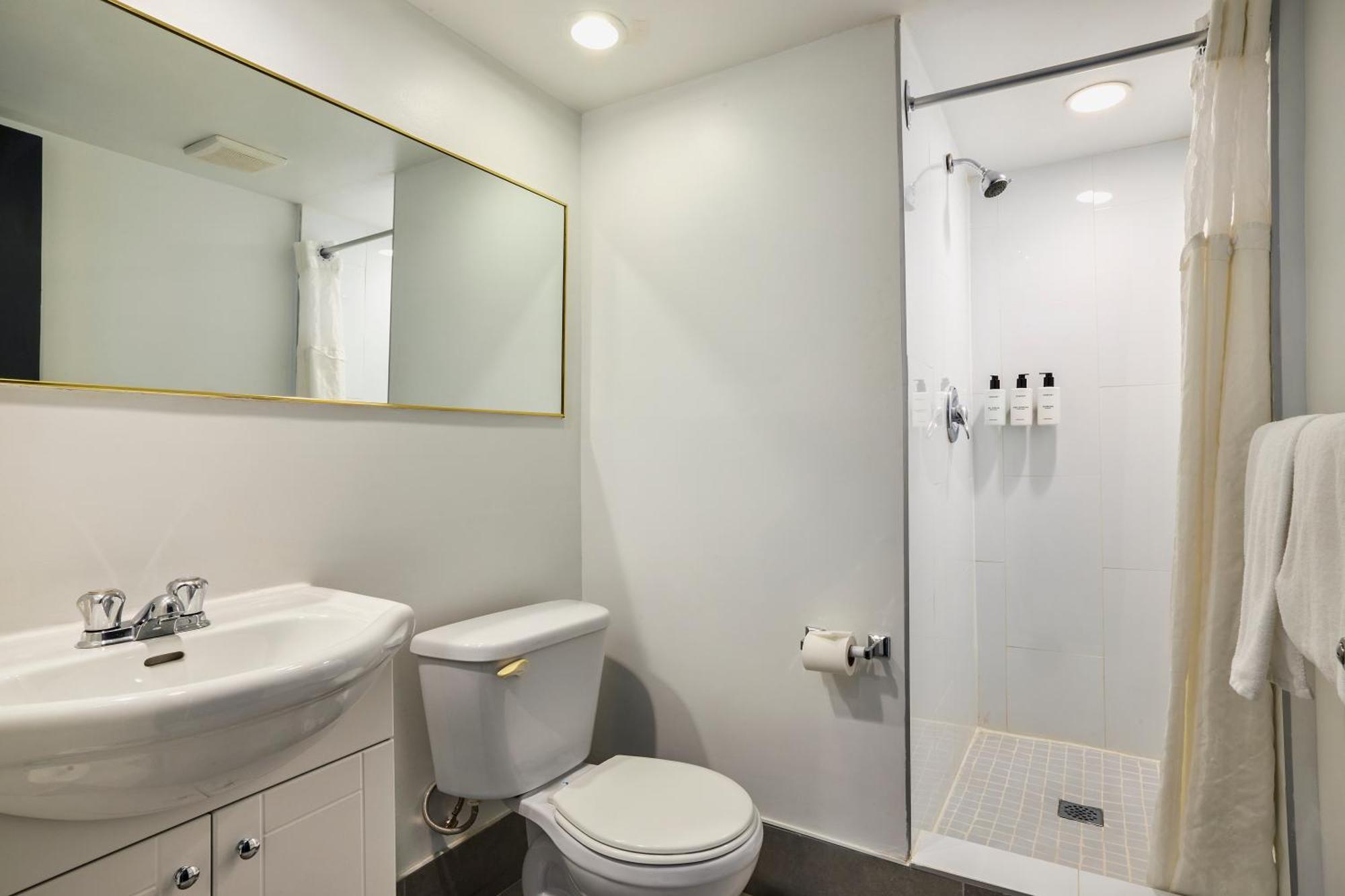 Suite, 1 Queen Bed and Hot Tub