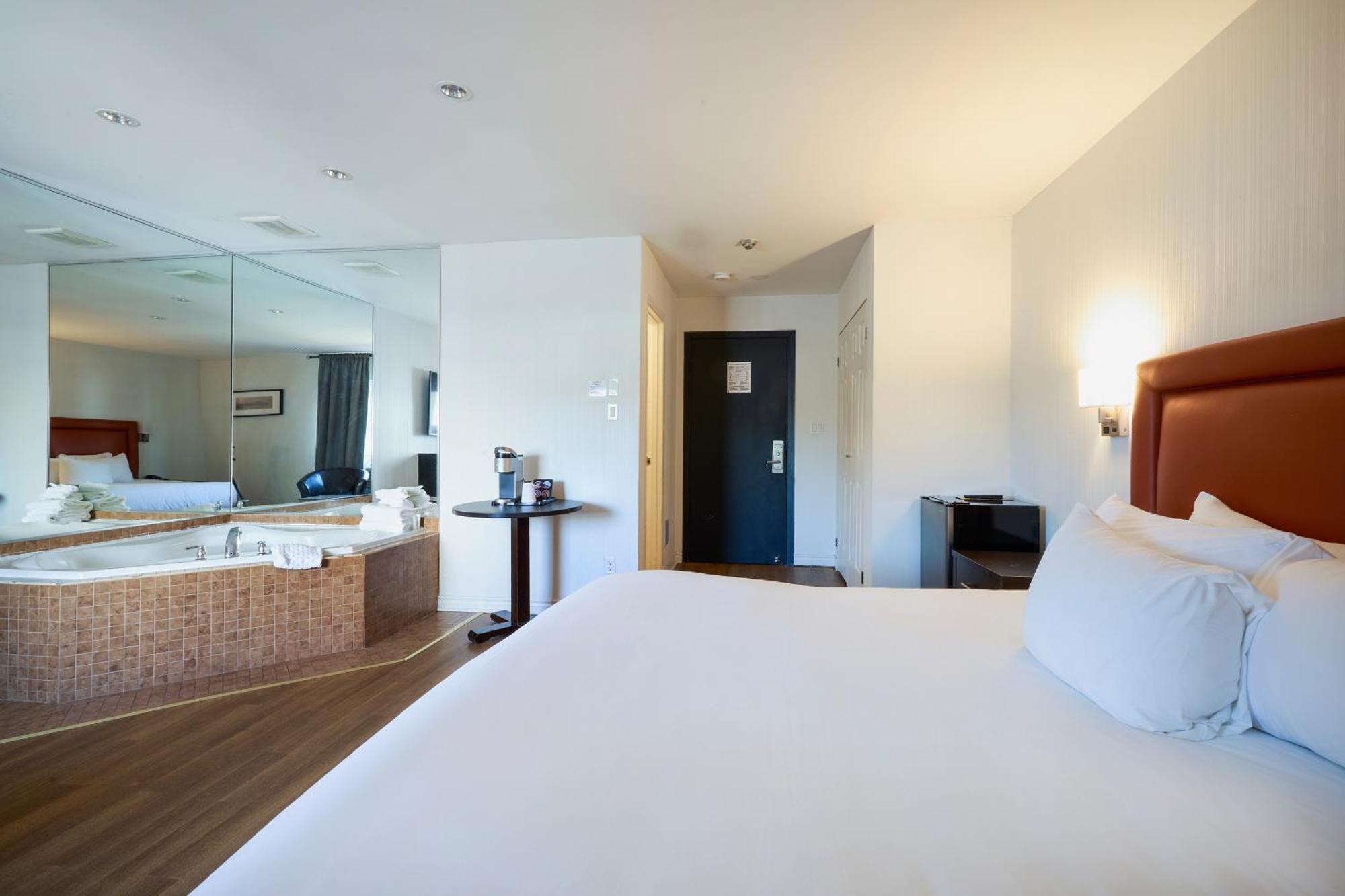 Suite, 1 King Bed and Hot Tub