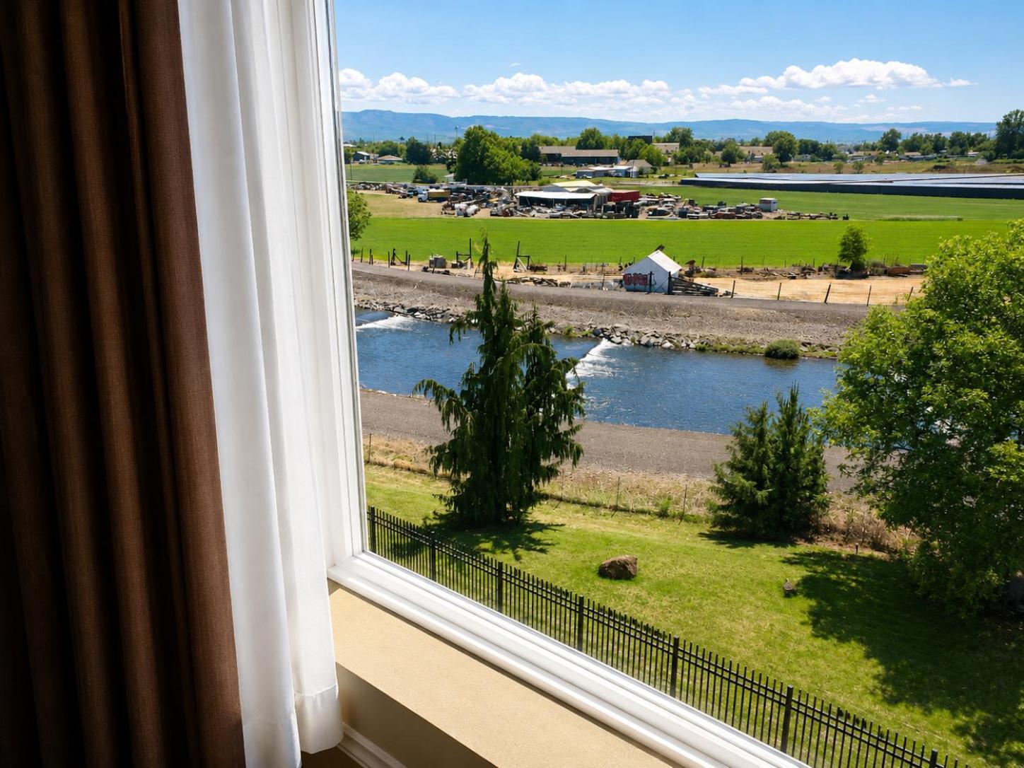 Queen Room Two Queen Beds River View Non Smoking