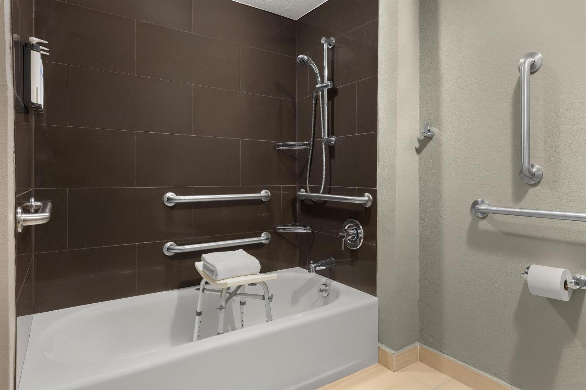 One-Bedroom Queen Suite Bathtub Mobility Access