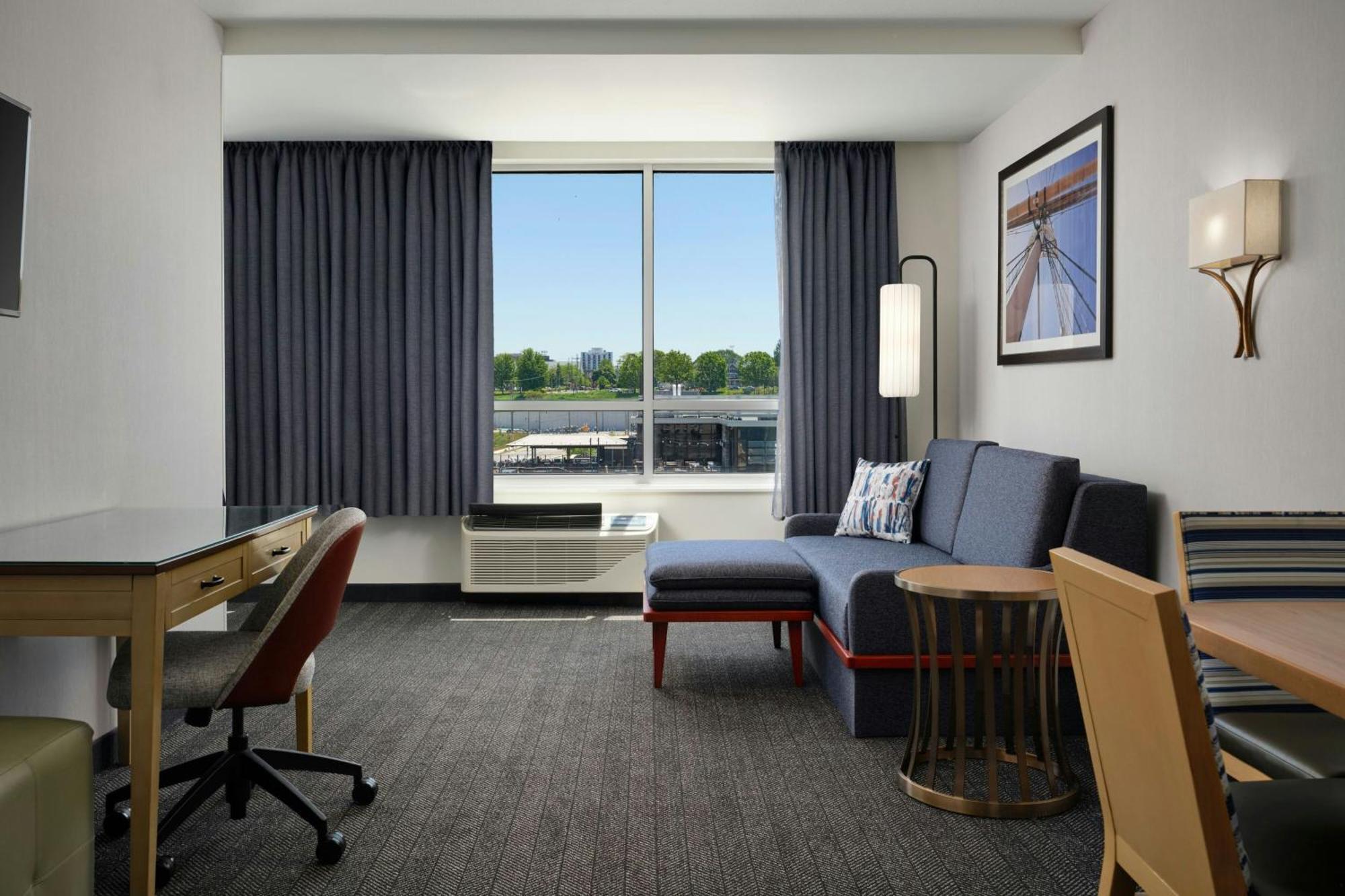 Junior Suite 1 King Sofa bed Bay view