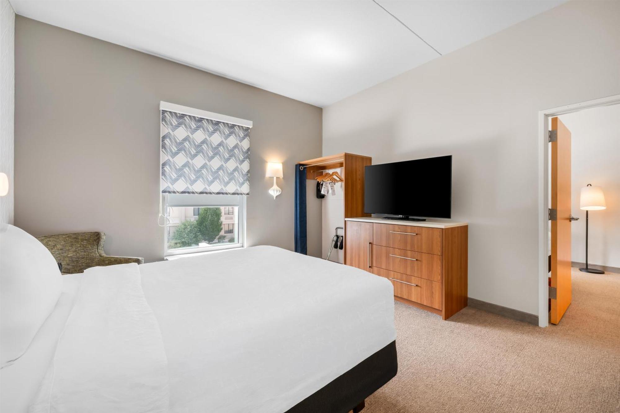 One-Bedroom Queen Suite - Non-Smoking