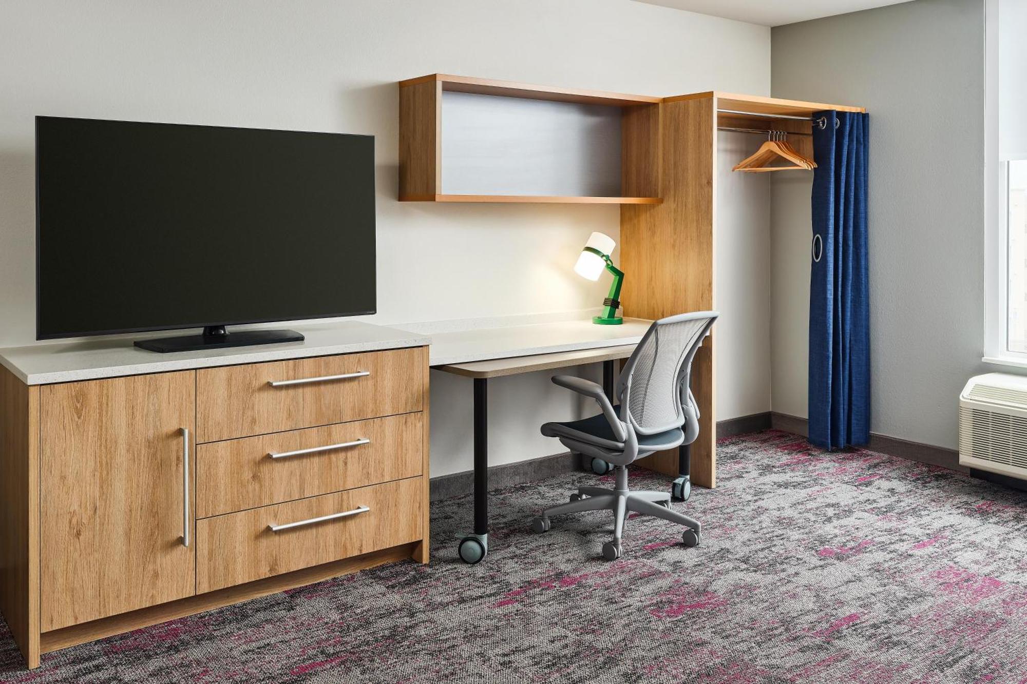 King Studio Suite Mobility Hearing Access or Non-Smoking