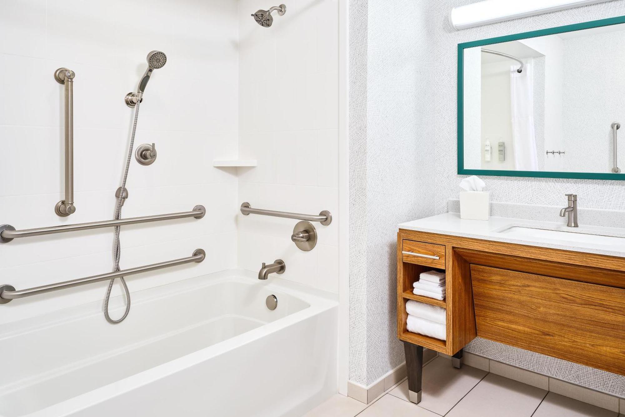King Studio Suite Mobility Hearing Access or Non-Smoking