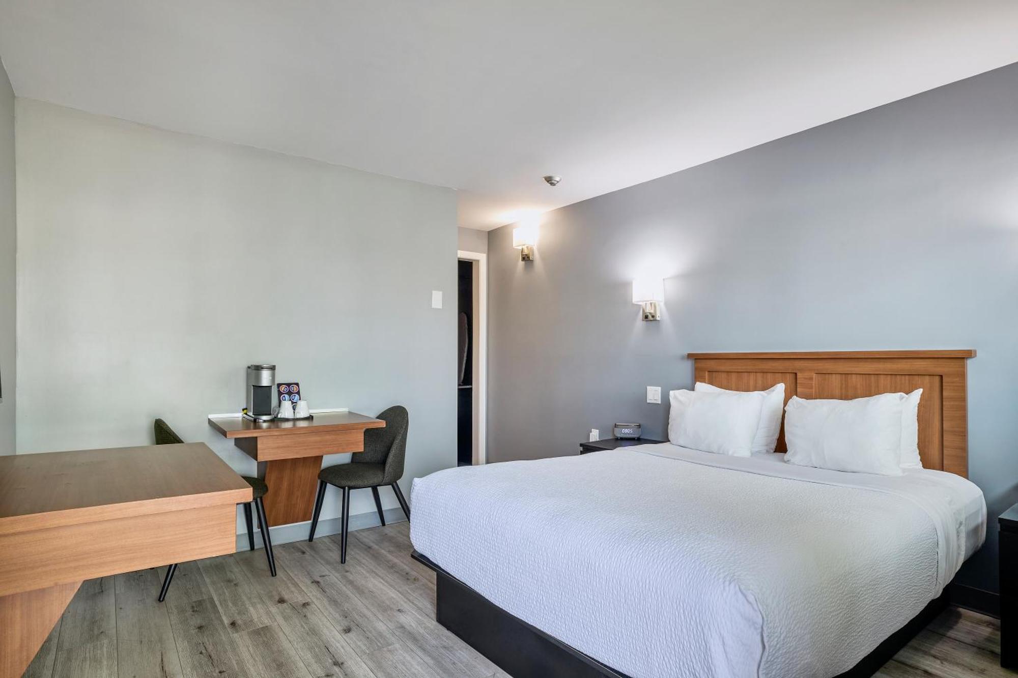 Standard Room 1 Queen Bed