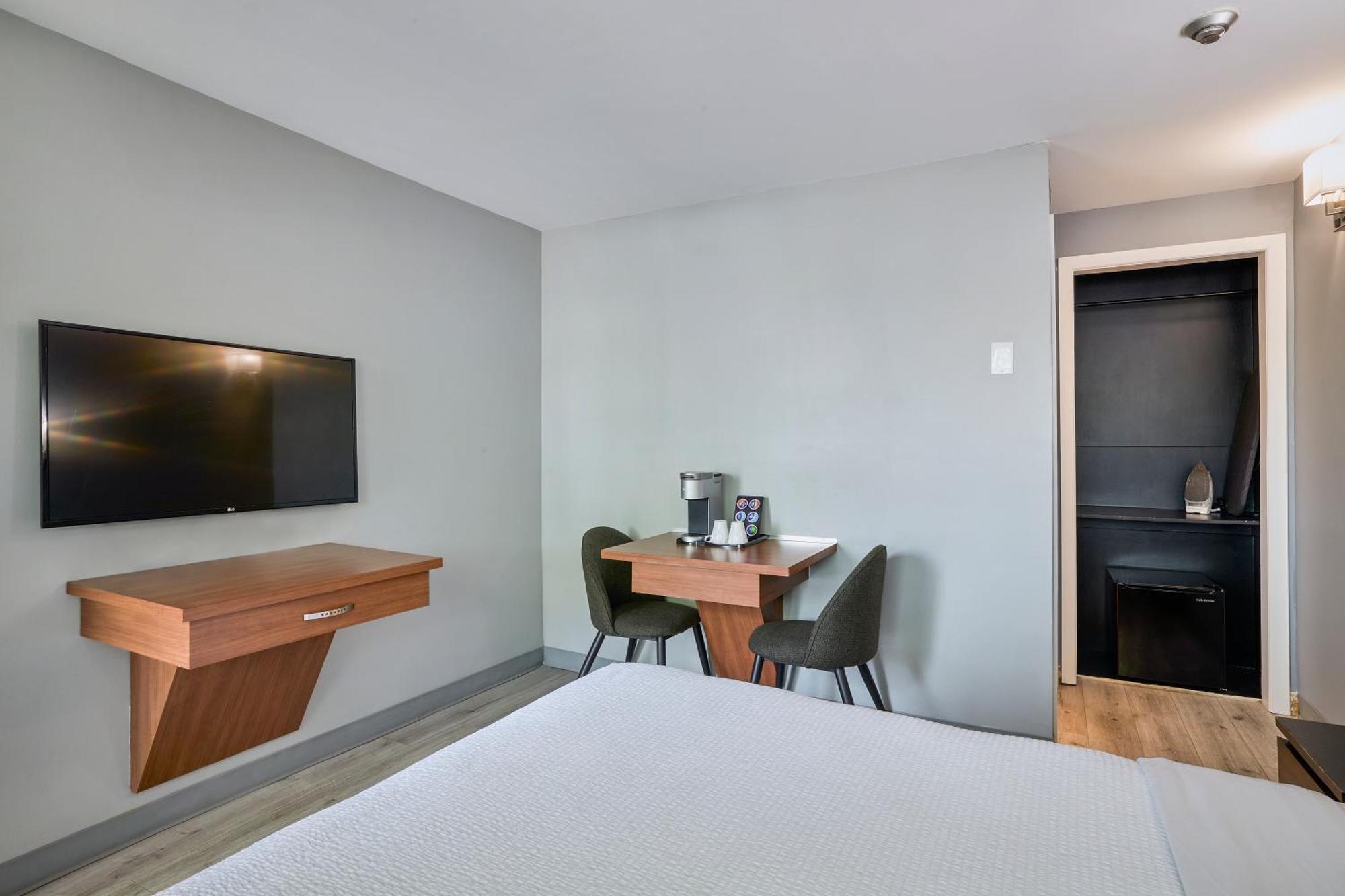 Standard Room 1 Queen Bed