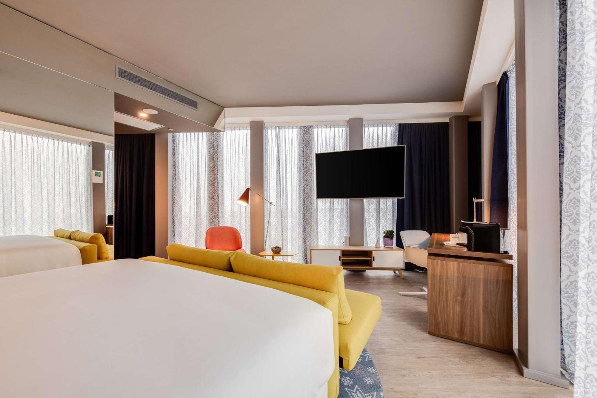 nhow Premium Corner Room