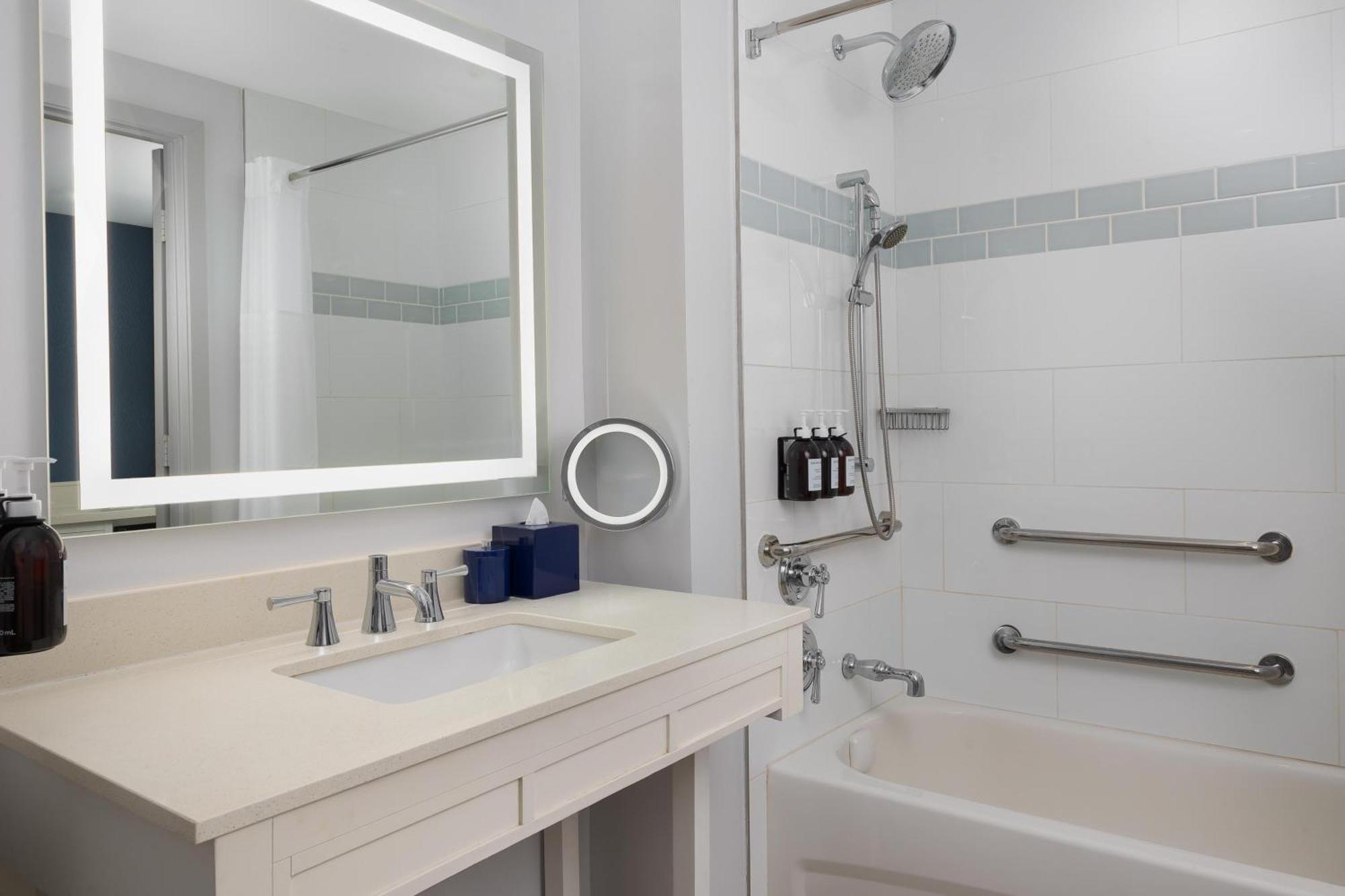 King Room Bath Tub Oceanfront Mobility Accessible