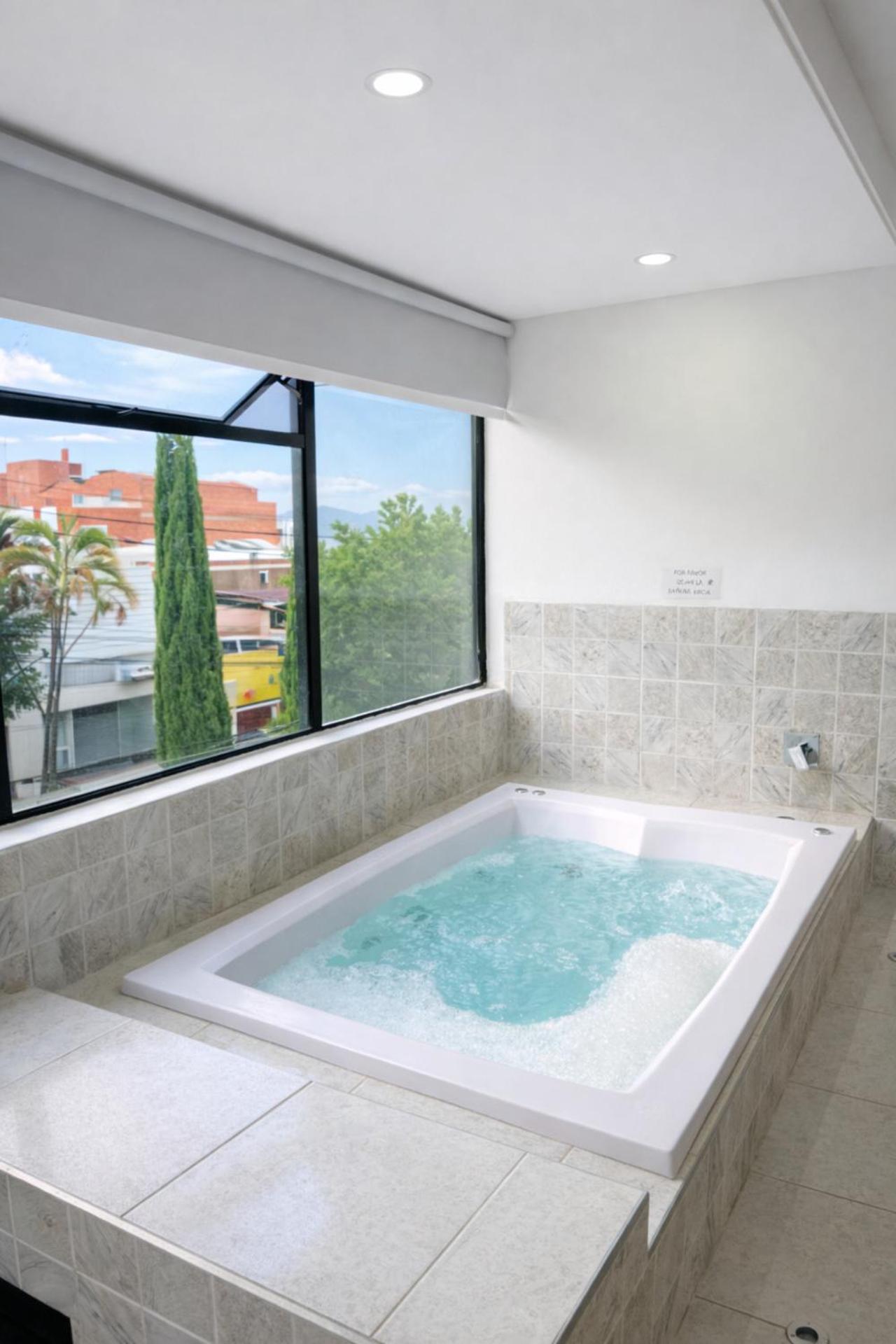 Estudio con bañera de hidromasaje