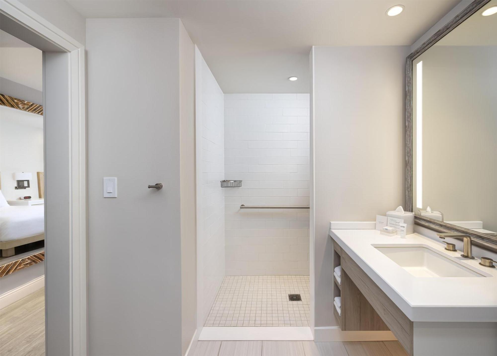 King Room Bath Tub Mobility Hearing Access or Non-Smoking