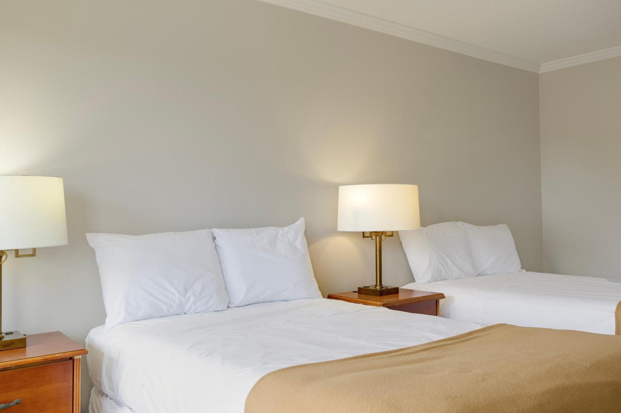2 Queen Beds Accessible Non-Smoking with Roll-In-Shower