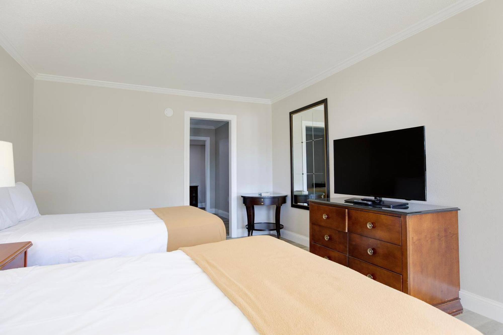 2 Queen Bed & 1 Full Bed