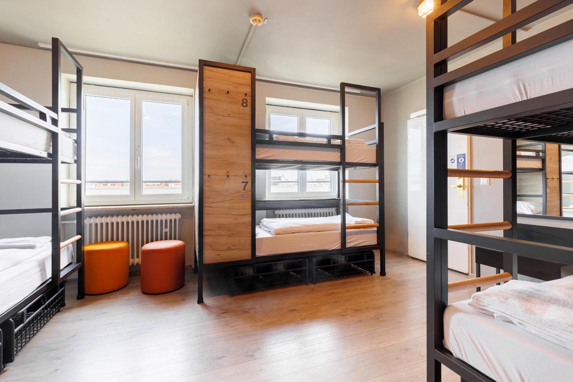 Bed 8-Bed Dormitory Room