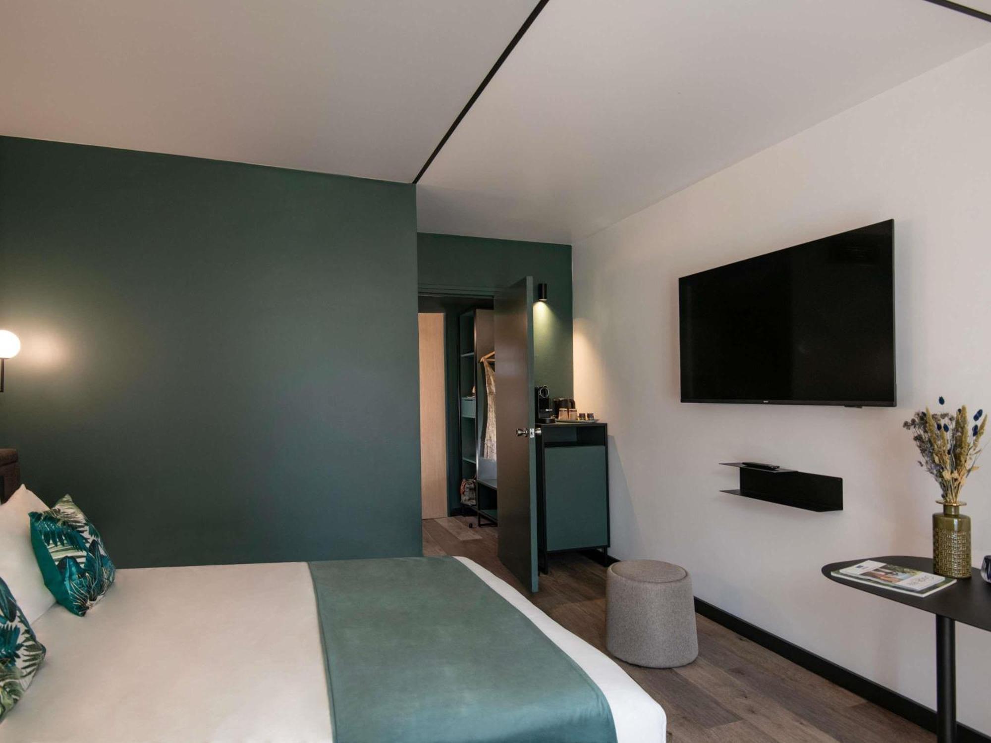 Superior room 1 Queensize bed 1 single sofa bed