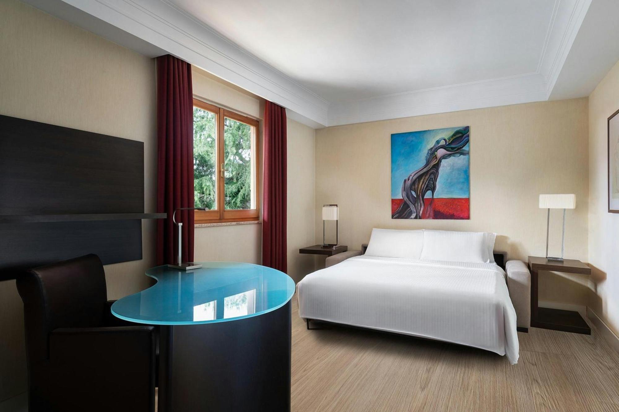 2 room Suite 1 King Sofa bed St PeterÂ´s Dome view